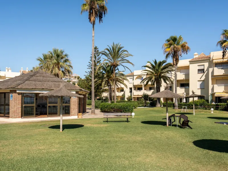 This apartment is situated in a prestigious, gated first-line beach community with extensive, beautifully maintained gardens. It enjoys lovely views of the sea and the surrounding greenery. The south-facing orientation provides plenty of natural light, an