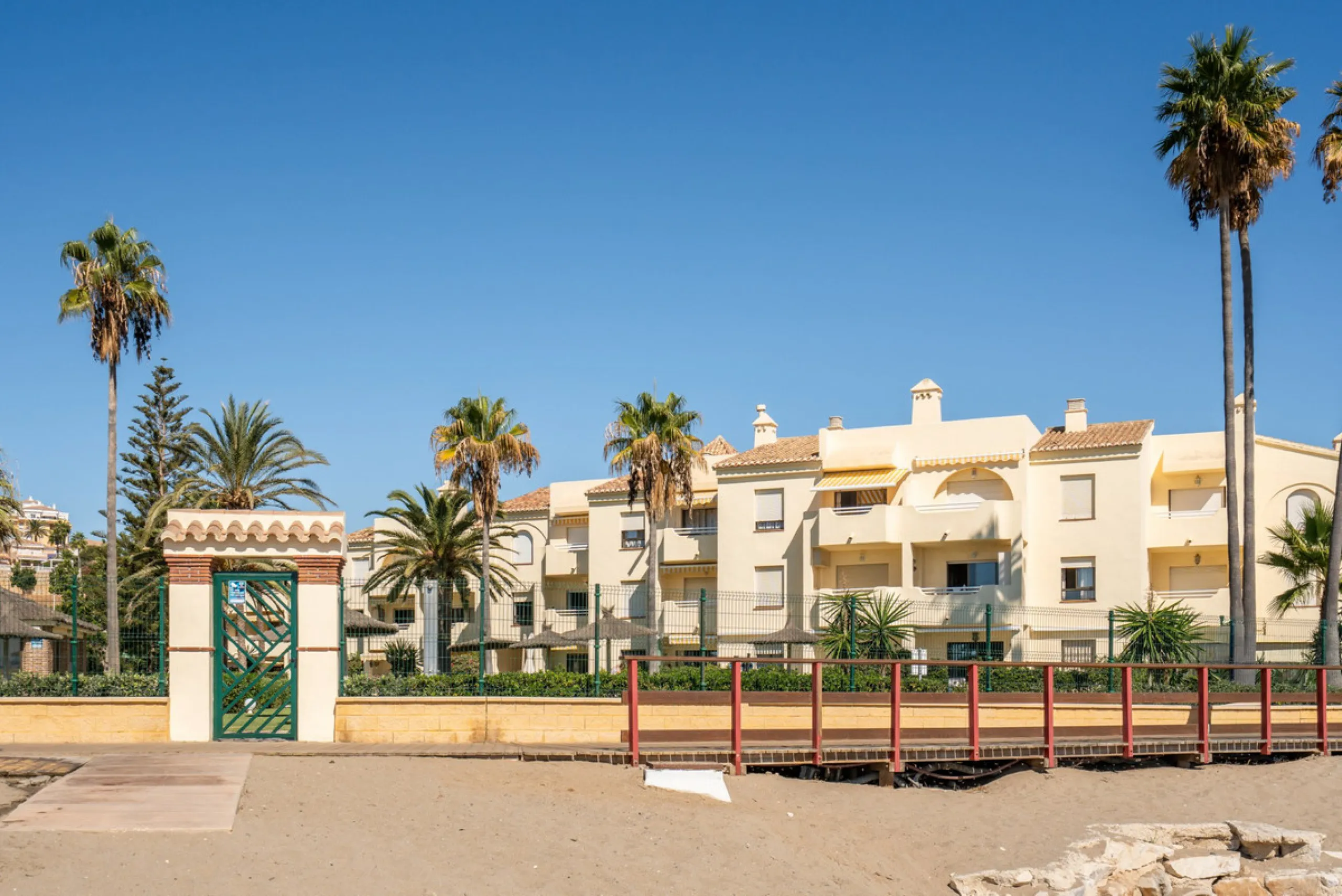 This apartment is situated in a prestigious, gated first-line beach community with extensive, beautifully maintained gardens. It enjoys lovely views of the sea and the surrounding greenery. The south-facing orientation provides plenty of natural light, an