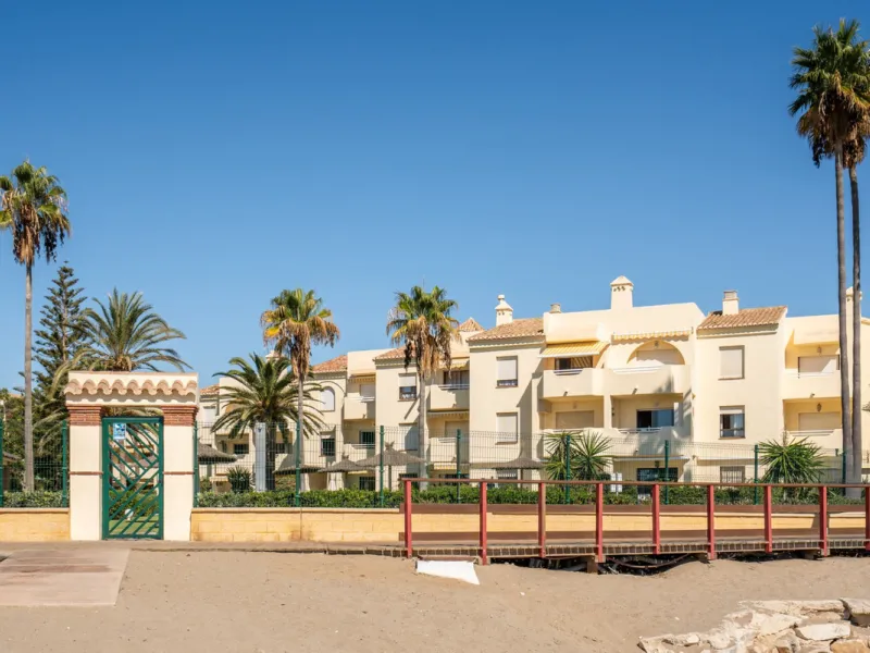 This apartment is situated in a prestigious, gated first-line beach community with extensive, beautifully maintained gardens. It enjoys lovely views of the sea and the surrounding greenery. The south-facing orientation provides plenty of natural light, an