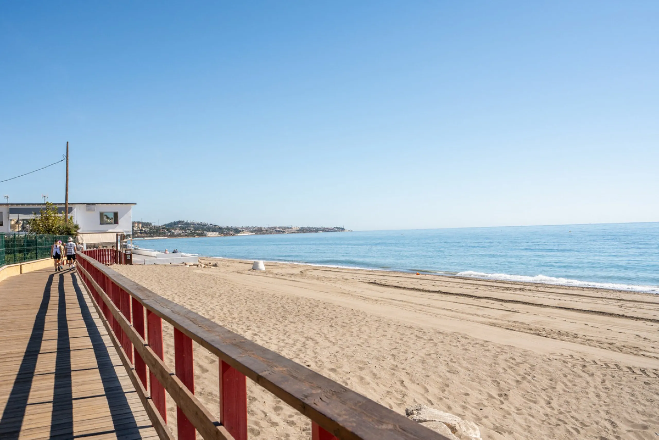 This apartment is situated in a prestigious, gated first-line beach community with extensive, beautifully maintained gardens. It enjoys lovely views of the sea and the surrounding greenery. The south-facing orientation provides plenty of natural light, an
