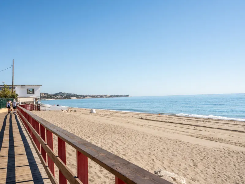 This apartment is situated in a prestigious, gated first-line beach community with extensive, beautifully maintained gardens. It enjoys lovely views of the sea and the surrounding greenery. The south-facing orientation provides plenty of natural light, an