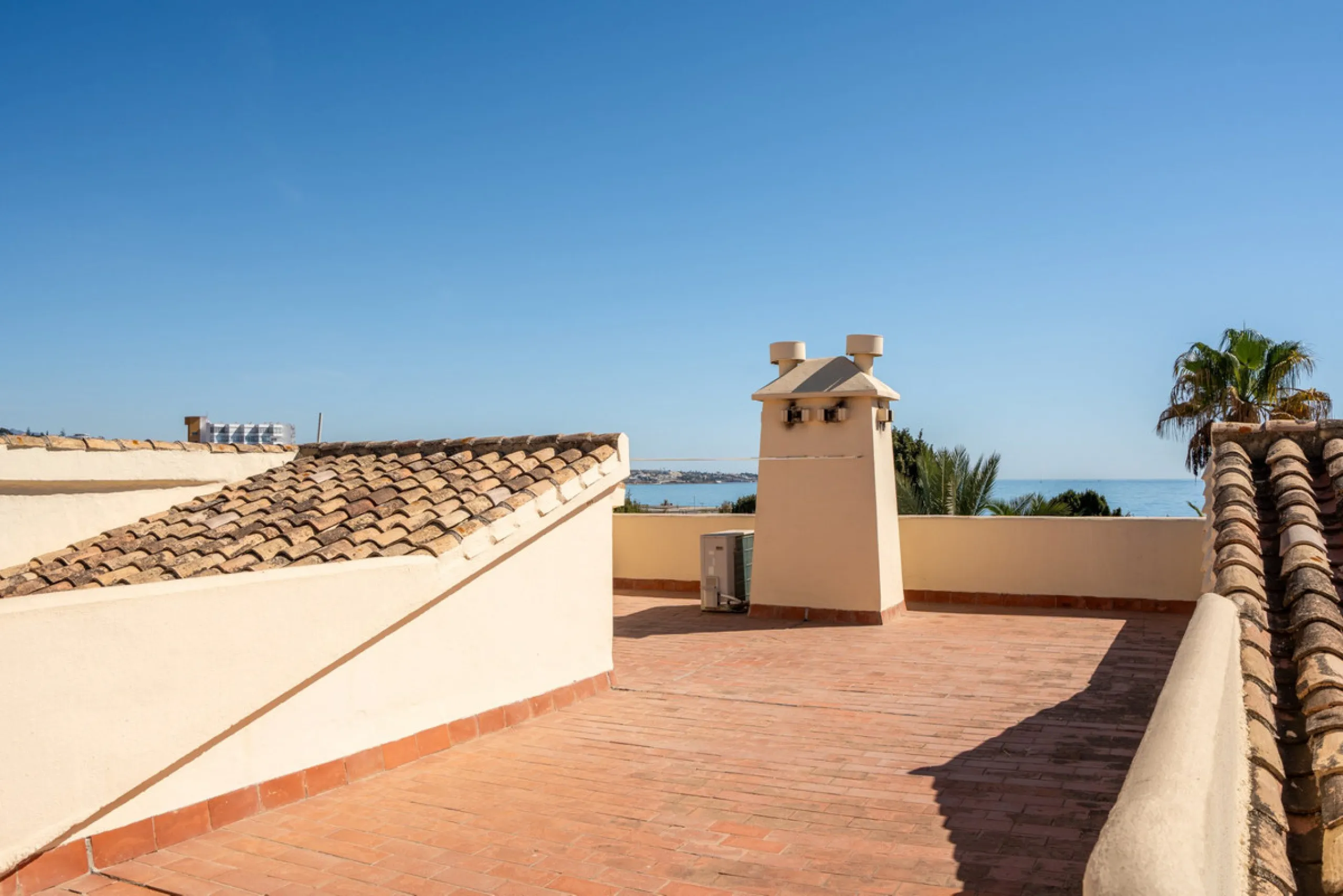 This apartment is situated in a prestigious, gated first-line beach community with extensive, beautifully maintained gardens. It enjoys lovely views of the sea and the surrounding greenery. The south-facing orientation provides plenty of natural light, an