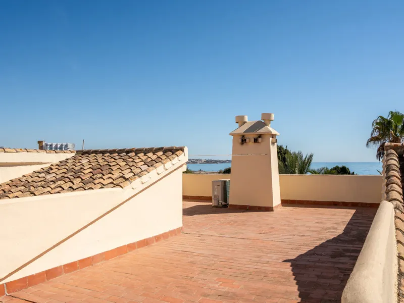 This apartment is situated in a prestigious, gated first-line beach community with extensive, beautifully maintained gardens. It enjoys lovely views of the sea and the surrounding greenery. The south-facing orientation provides plenty of natural light, an