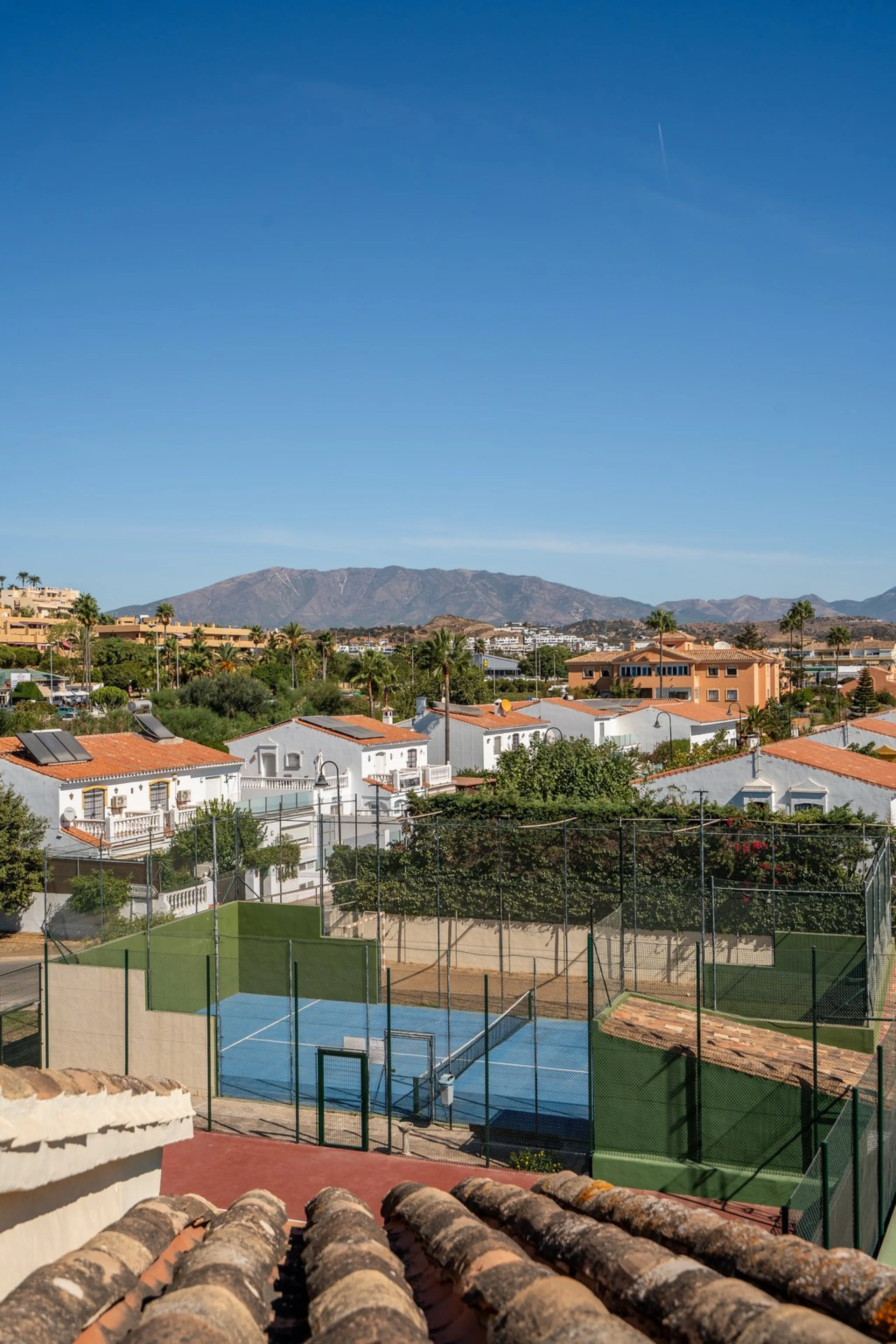 This apartment is situated in a prestigious, gated first-line beach community with extensive, beautifully maintained gardens. It enjoys lovely views of the sea and the surrounding greenery. The south-facing orientation provides plenty of natural light, an