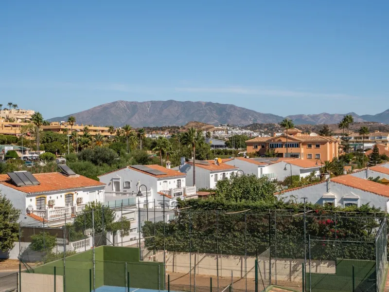 This apartment is situated in a prestigious, gated first-line beach community with extensive, beautifully maintained gardens. It enjoys lovely views of the sea and the surrounding greenery. The south-facing orientation provides plenty of natural light, an
