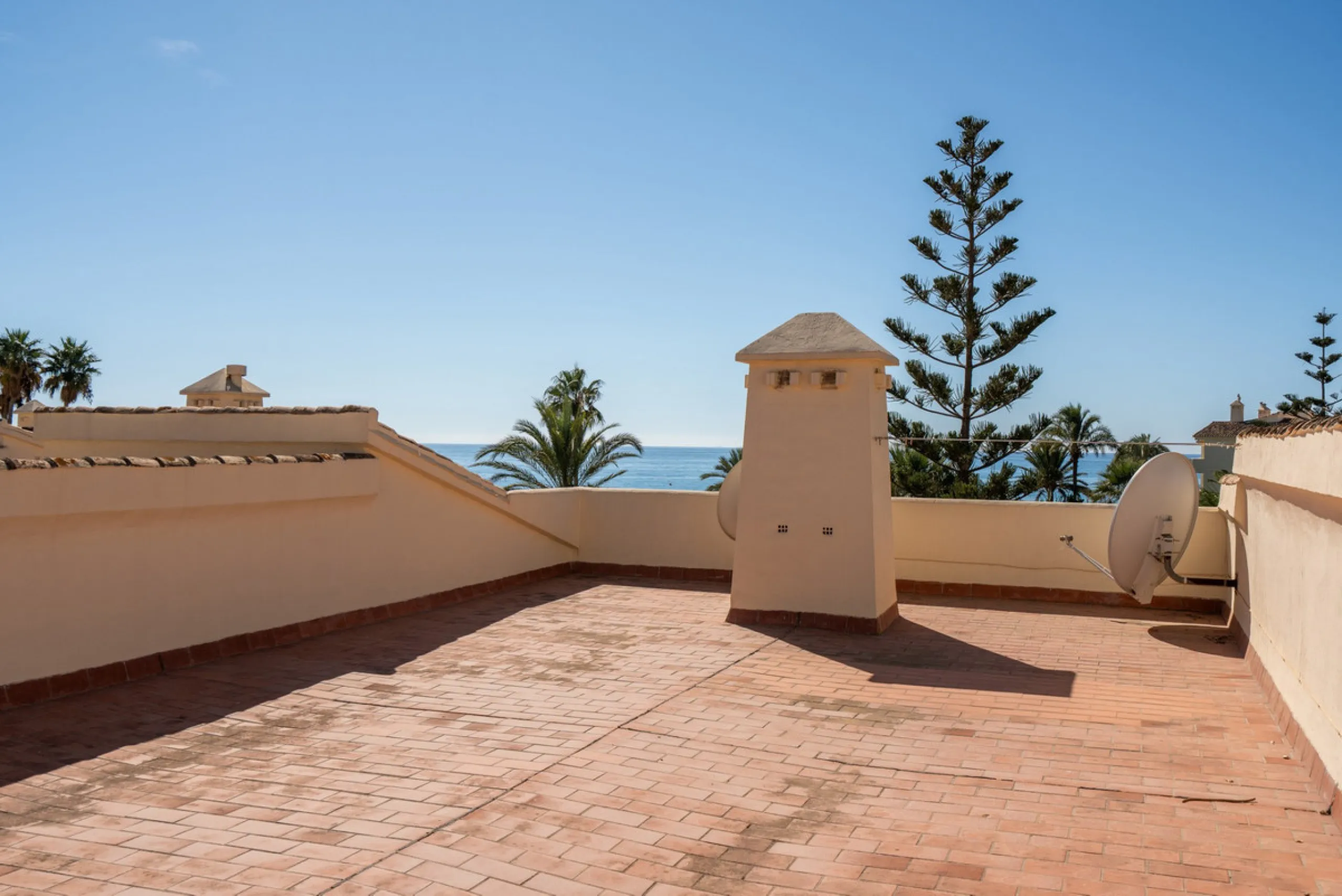 This apartment is situated in a prestigious, gated first-line beach community with extensive, beautifully maintained gardens. It enjoys lovely views of the sea and the surrounding greenery. The south-facing orientation provides plenty of natural light, an