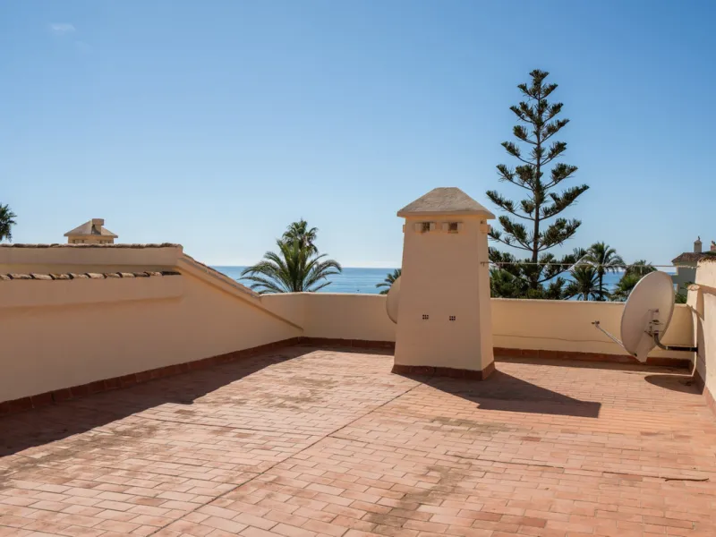 This apartment is situated in a prestigious, gated first-line beach community with extensive, beautifully maintained gardens. It enjoys lovely views of the sea and the surrounding greenery. The south-facing orientation provides plenty of natural light, an
