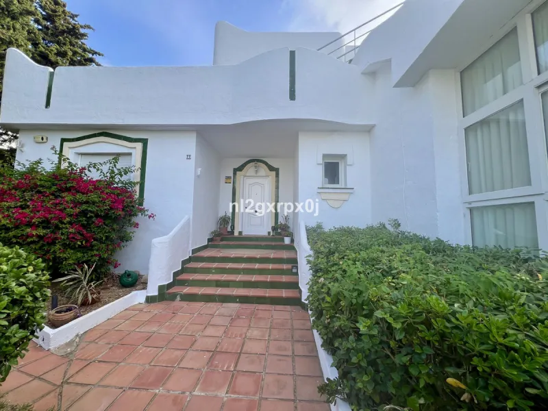 Cozy and bright villa in Marbella East, in the Reserva de Marbella area, very close to supermarkets and services. The beach is just a 5-minute drive from the house, where you can enjoy the best beaches in Marbella.