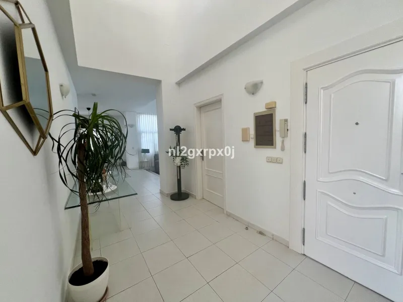 Cozy and bright villa in Marbella East, in the Reserva de Marbella area, very close to supermarkets and services. The beach is just a 5-minute drive from the house, where you can enjoy the best beaches in Marbella.