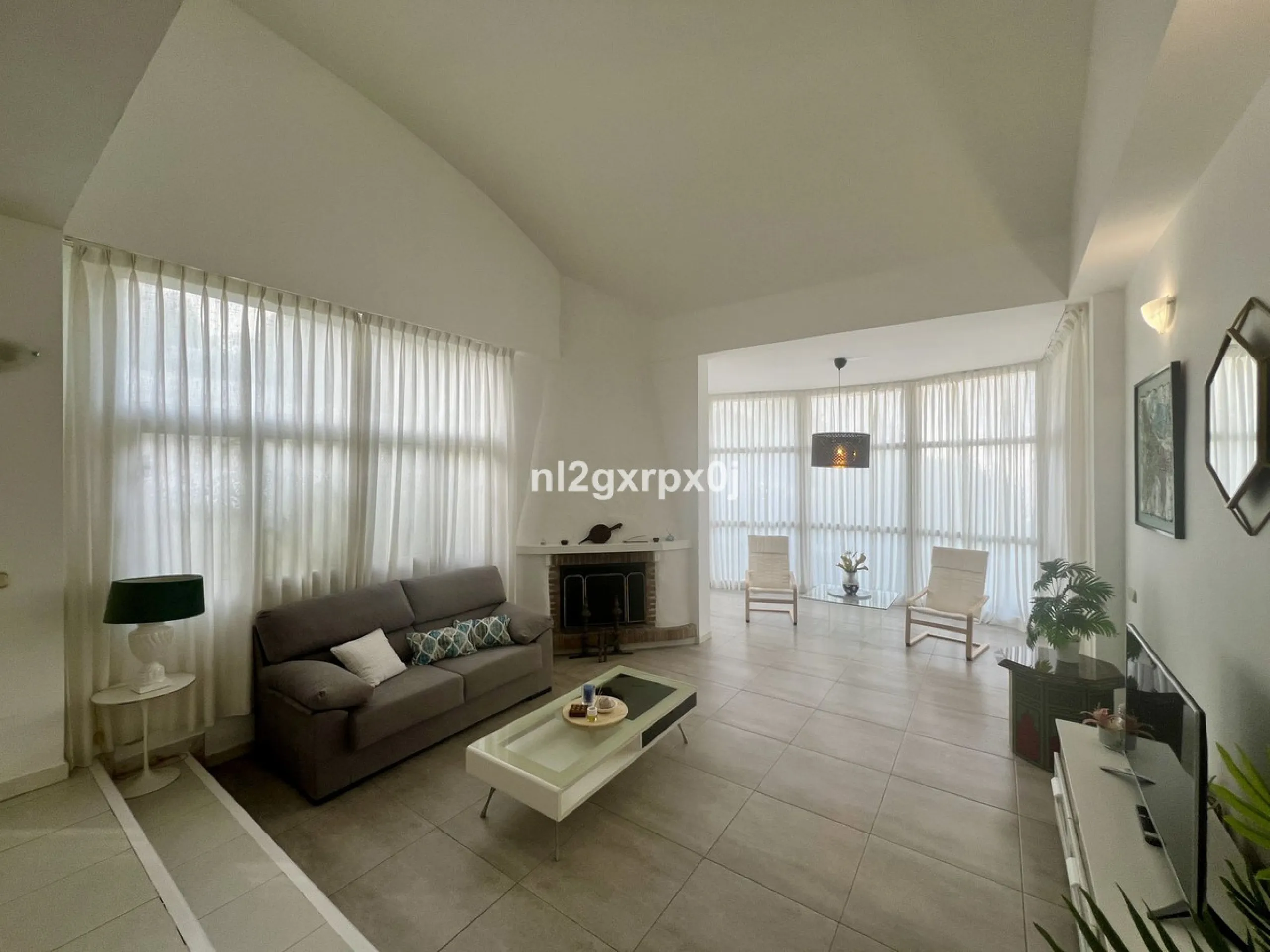 Cozy and bright villa in Marbella East, in the Reserva de Marbella area, very close to supermarkets and services. The beach is just a 5-minute drive from the house, where you can enjoy the best beaches in Marbella.