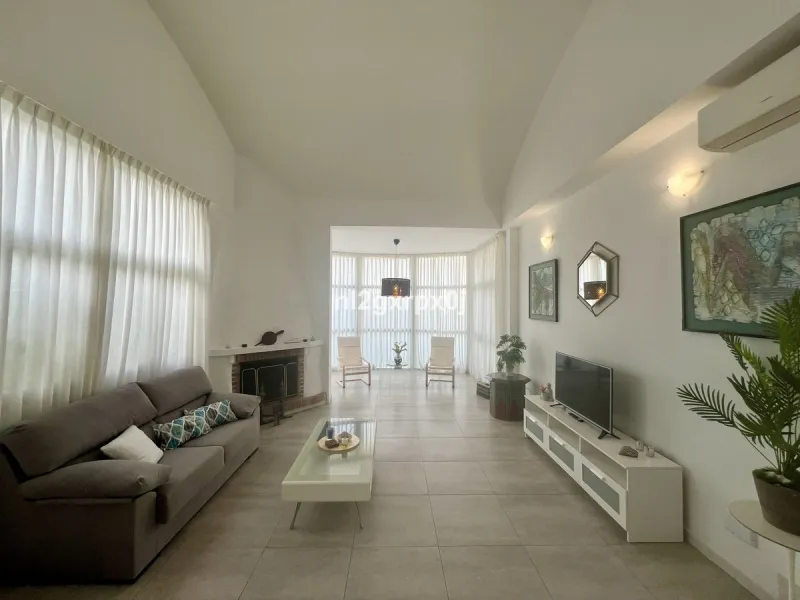 Cozy and bright villa in Marbella East, in the Reserva de Marbella area, very close to supermarkets and services. The beach is just a 5-minute drive from the house, where you can enjoy the best beaches in Marbella.