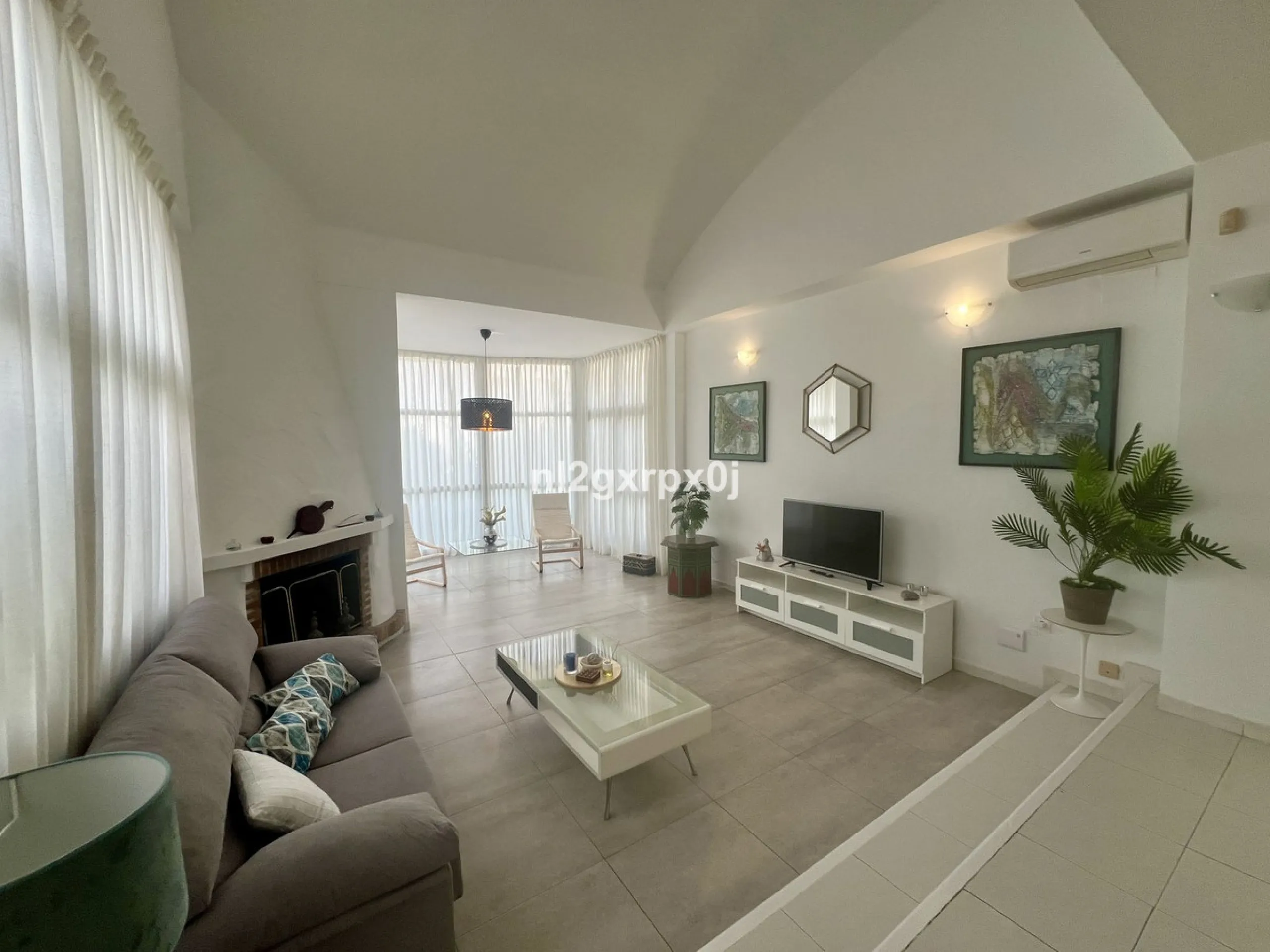 Cozy and bright villa in Marbella East, in the Reserva de Marbella area, very close to supermarkets and services. The beach is just a 5-minute drive from the house, where you can enjoy the best beaches in Marbella.