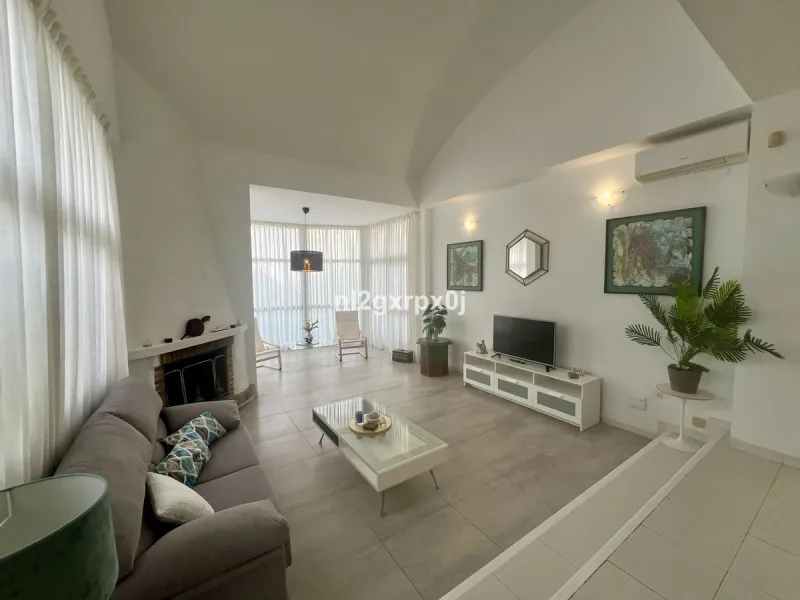 Cozy and bright villa in Marbella East, in the Reserva de Marbella area, very close to supermarkets and services. The beach is just a 5-minute drive from the house, where you can enjoy the best beaches in Marbella.
