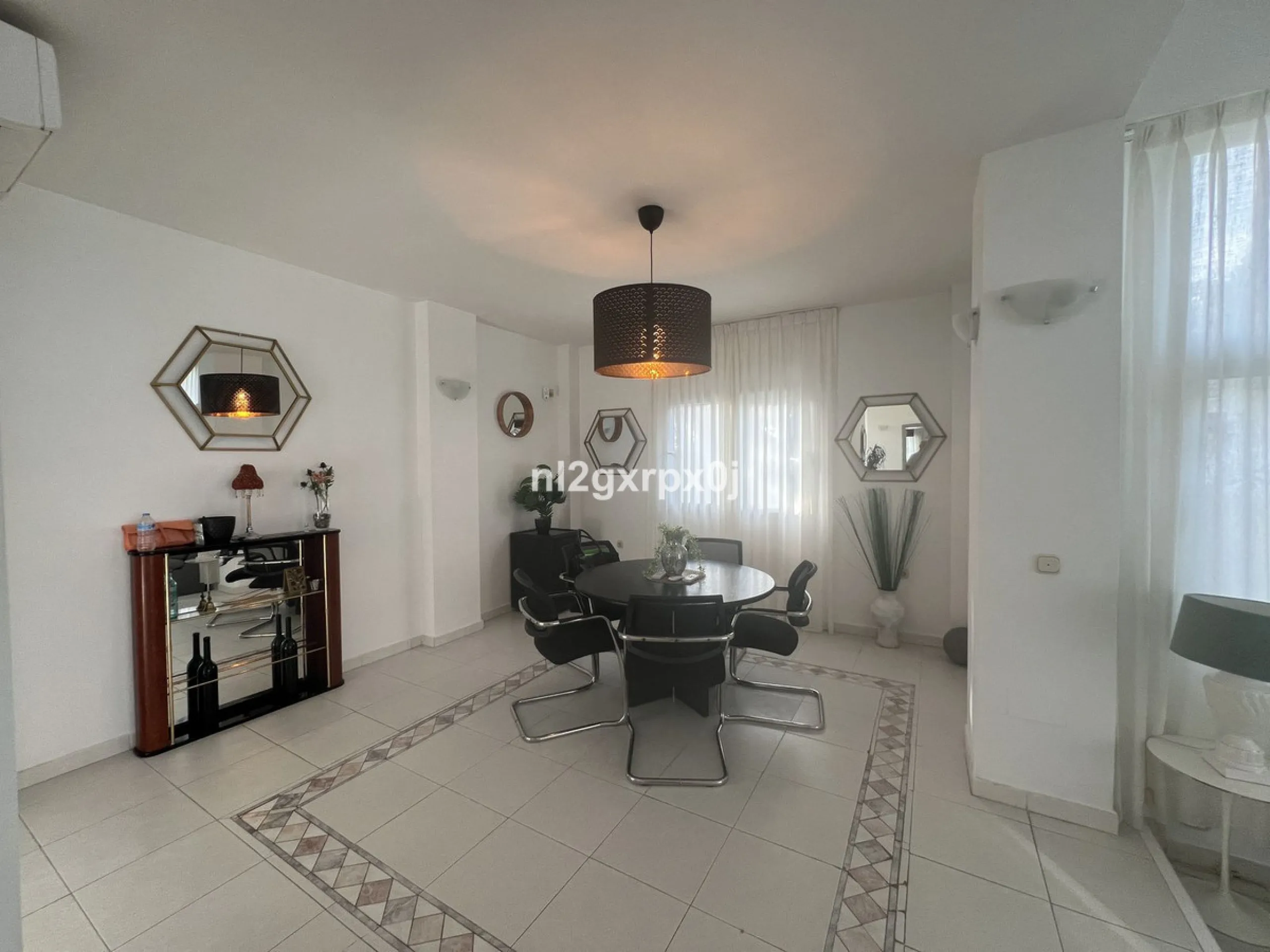 Cozy and bright villa in Marbella East, in the Reserva de Marbella area, very close to supermarkets and services. The beach is just a 5-minute drive from the house, where you can enjoy the best beaches in Marbella.