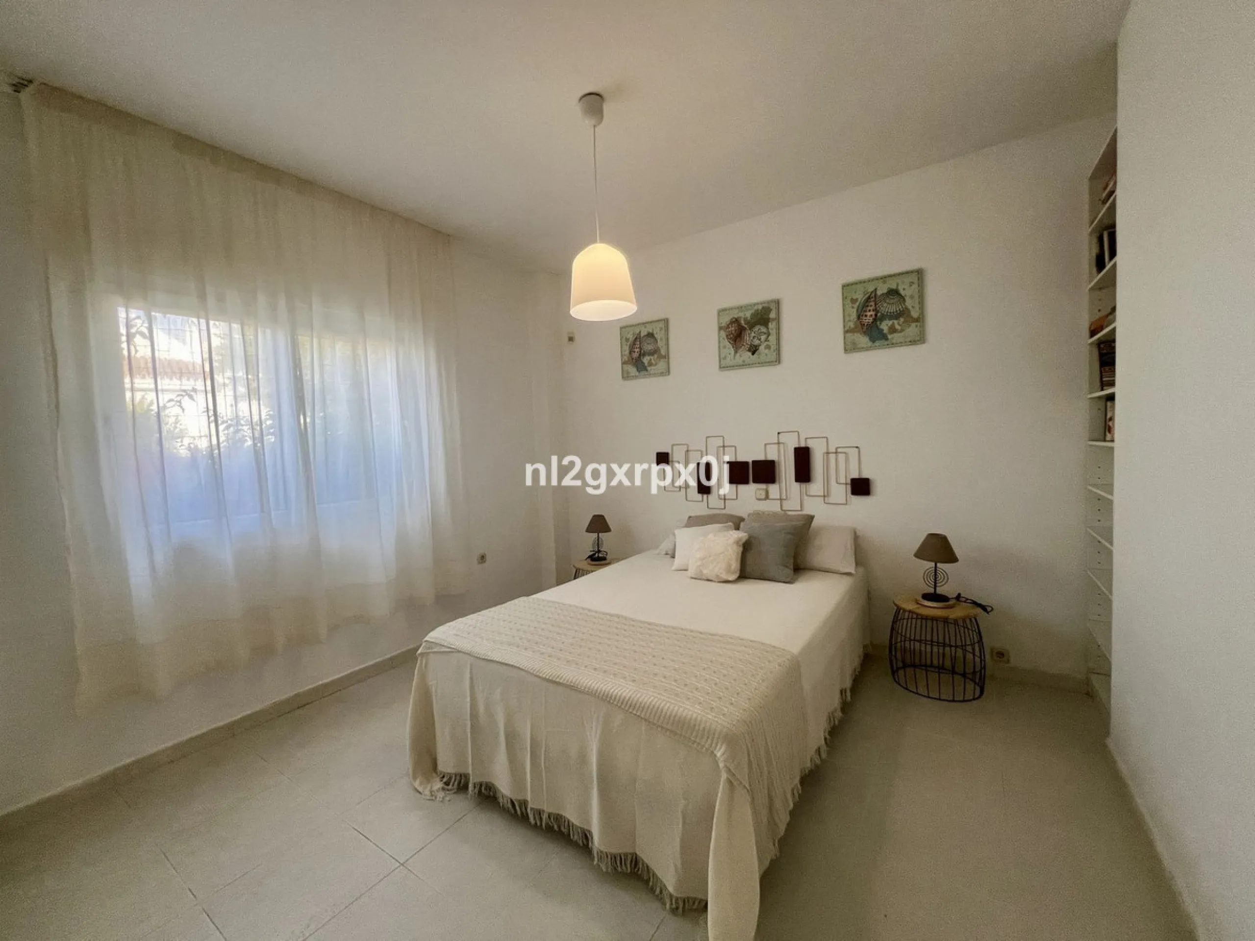 Cozy and bright villa in Marbella East, in the Reserva de Marbella area, very close to supermarkets and services. The beach is just a 5-minute drive from the house, where you can enjoy the best beaches in Marbella.