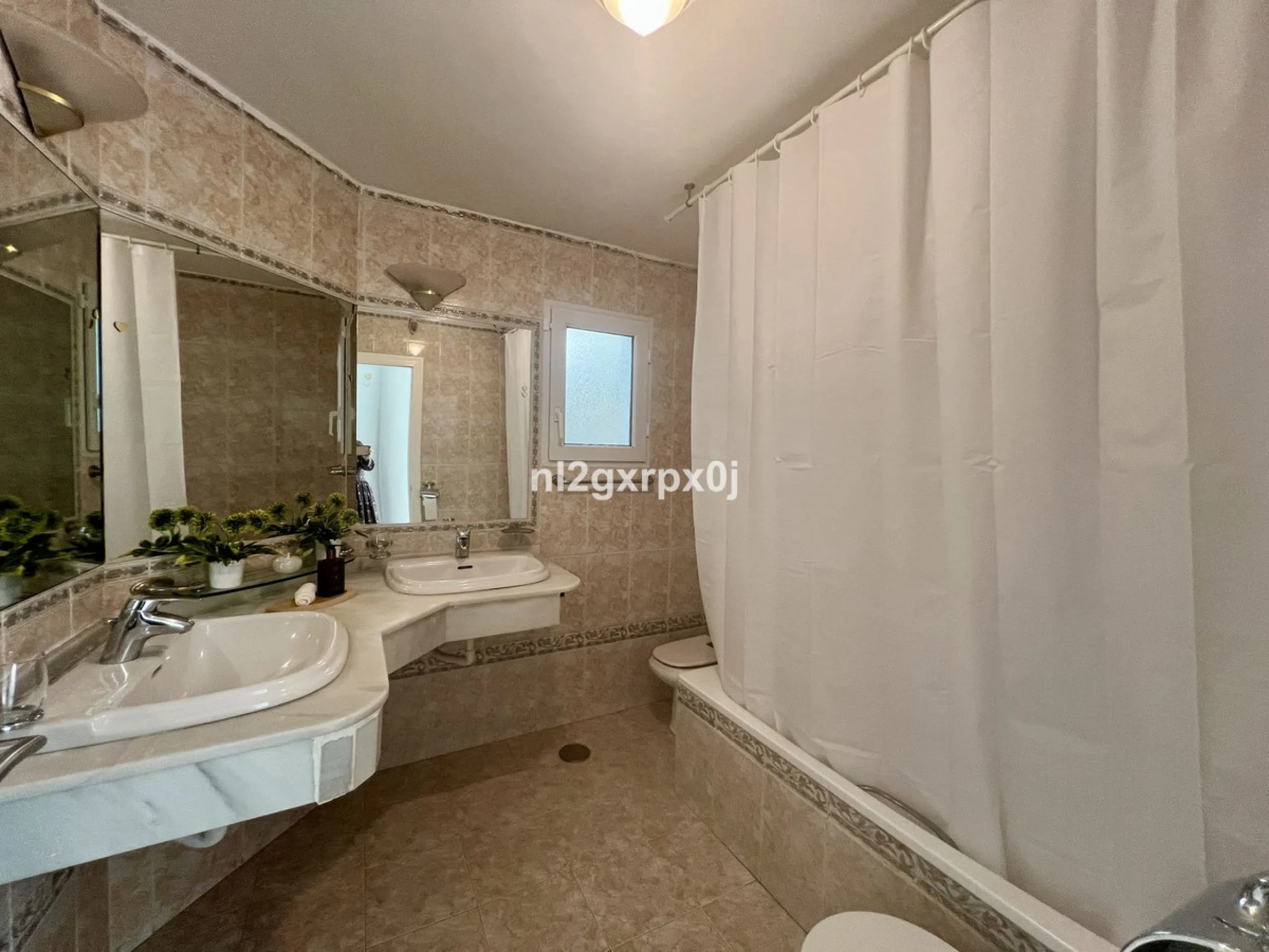 Cozy and bright villa in Marbella East, in the Reserva de Marbella area, very close to supermarkets and services. The beach is just a 5-minute drive from the house, where you can enjoy the best beaches in Marbella.