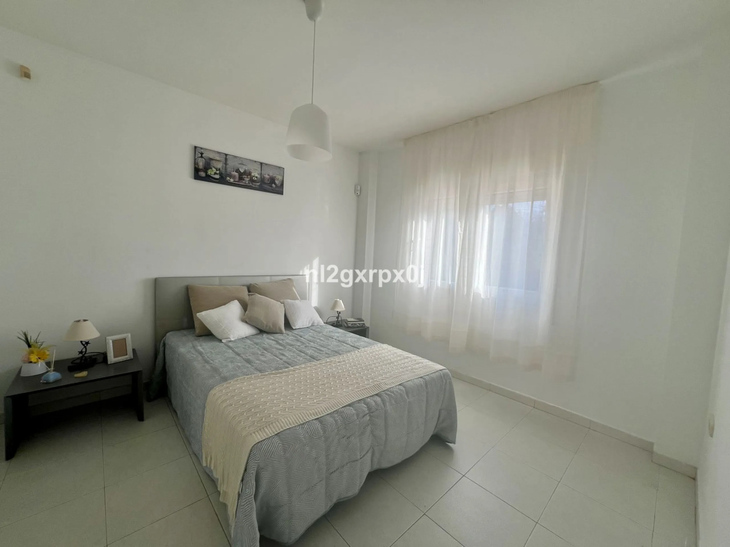 Cozy and bright villa in Marbella East, in the Reserva de Marbella area, very close to supermarkets and services. The beach is just a 5-minute drive from the house, where you can enjoy the best beaches in Marbella.