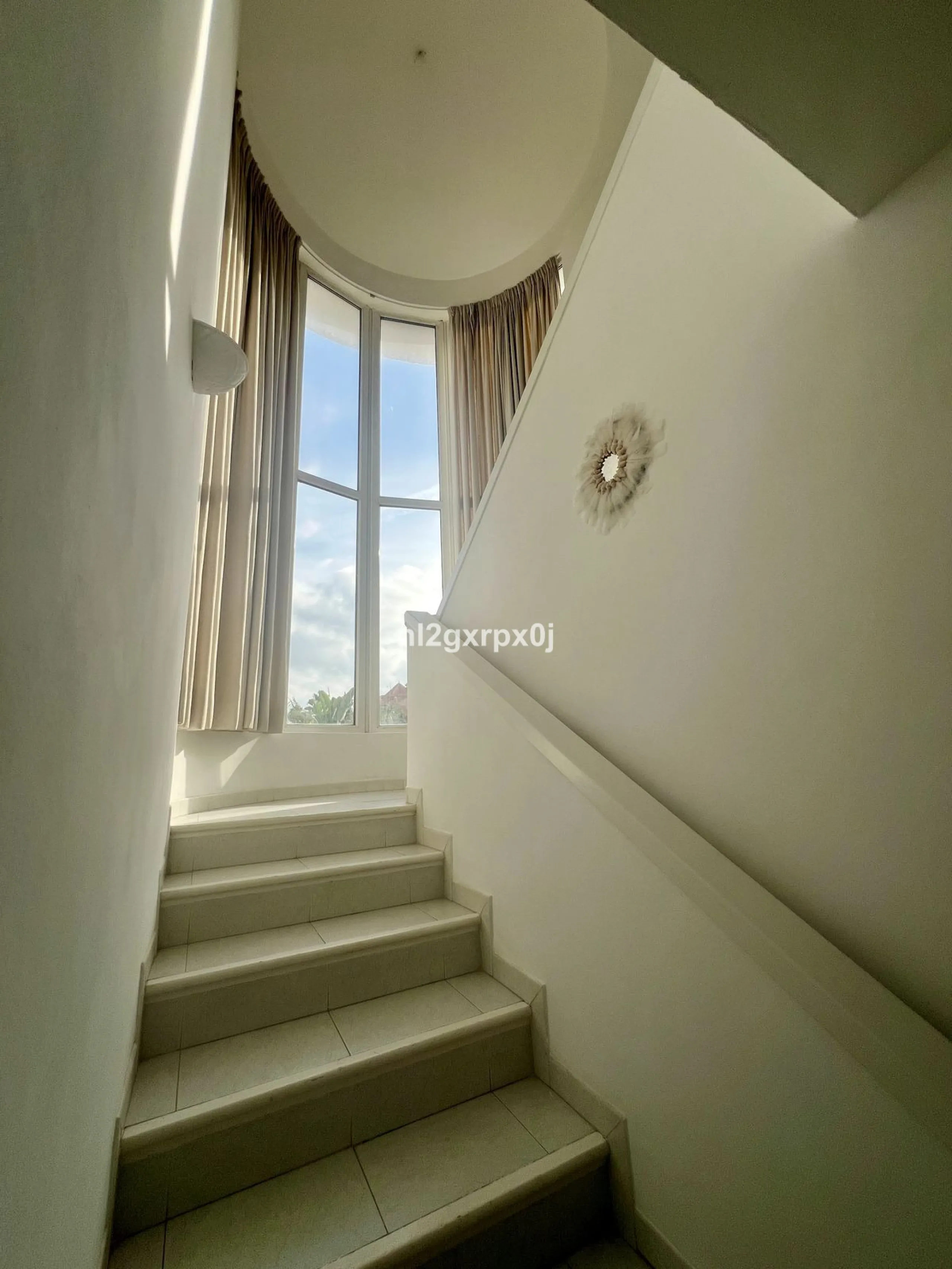 Cozy and bright villa in Marbella East, in the Reserva de Marbella area, very close to supermarkets and services. The beach is just a 5-minute drive from the house, where you can enjoy the best beaches in Marbella.