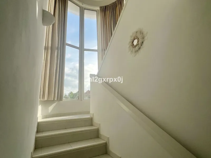 Cozy and bright villa in Marbella East, in the Reserva de Marbella area, very close to supermarkets and services. The beach is just a 5-minute drive from the house, where you can enjoy the best beaches in Marbella.