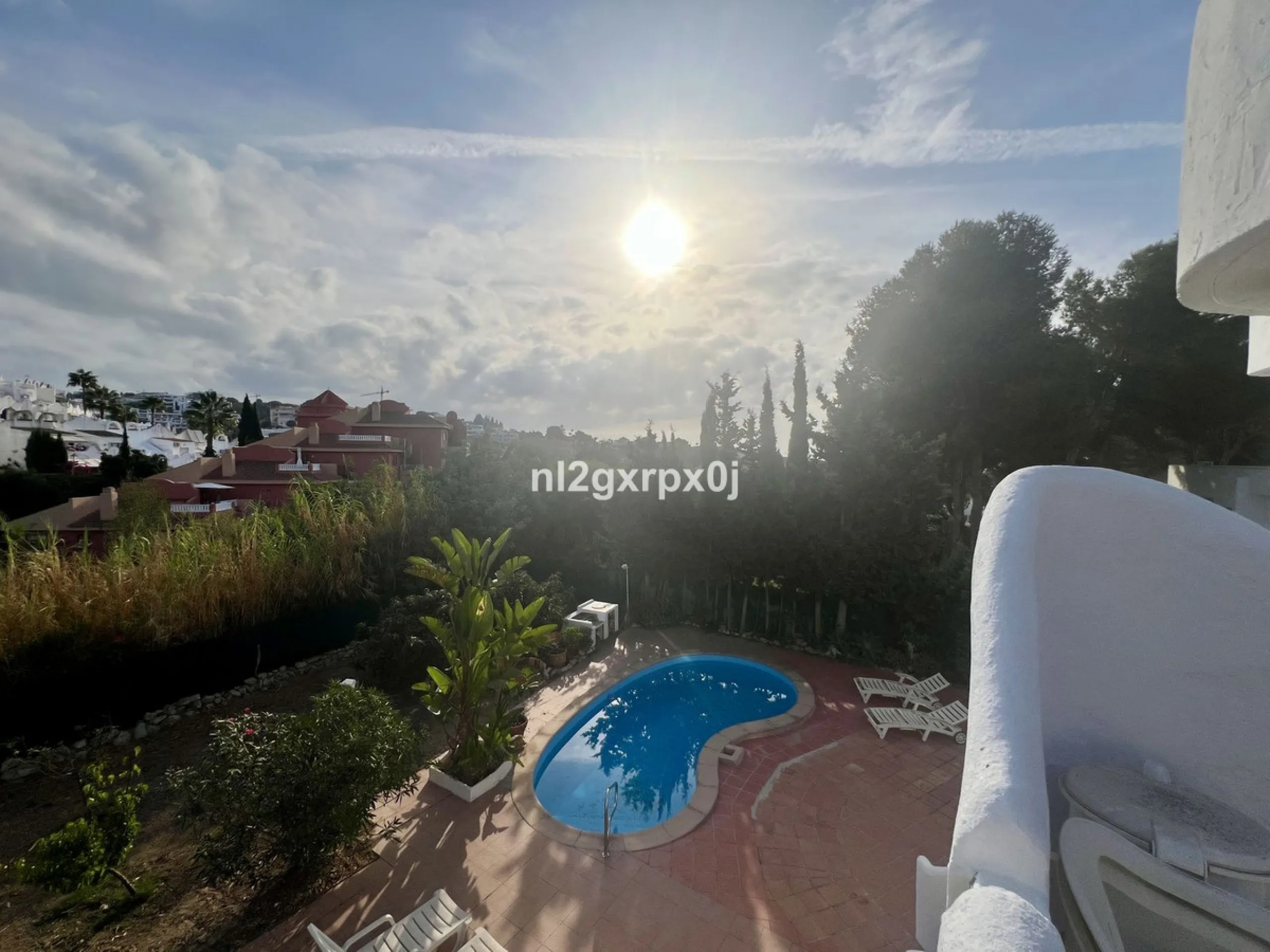 Cozy and bright villa in Marbella East, in the Reserva de Marbella area, very close to supermarkets and services. The beach is just a 5-minute drive from the house, where you can enjoy the best beaches in Marbella.