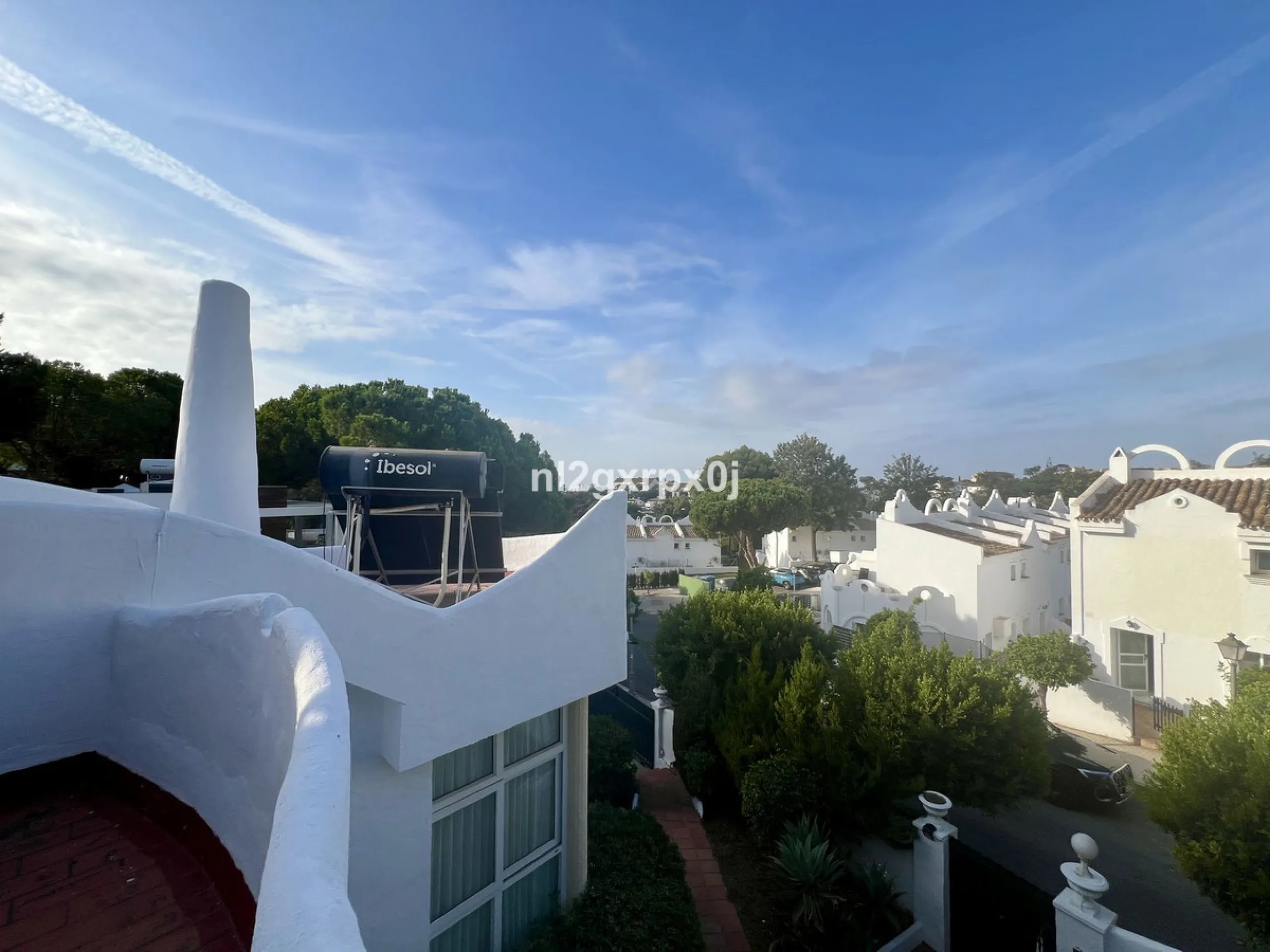Cozy and bright villa in Marbella East, in the Reserva de Marbella area, very close to supermarkets and services. The beach is just a 5-minute drive from the house, where you can enjoy the best beaches in Marbella.
