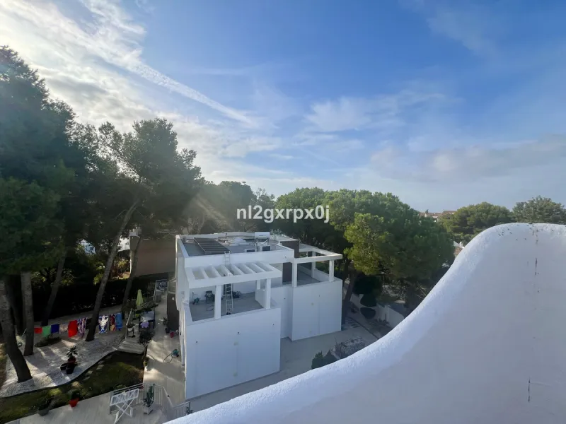 Cozy and bright villa in Marbella East, in the Reserva de Marbella area, very close to supermarkets and services. The beach is just a 5-minute drive from the house, where you can enjoy the best beaches in Marbella.