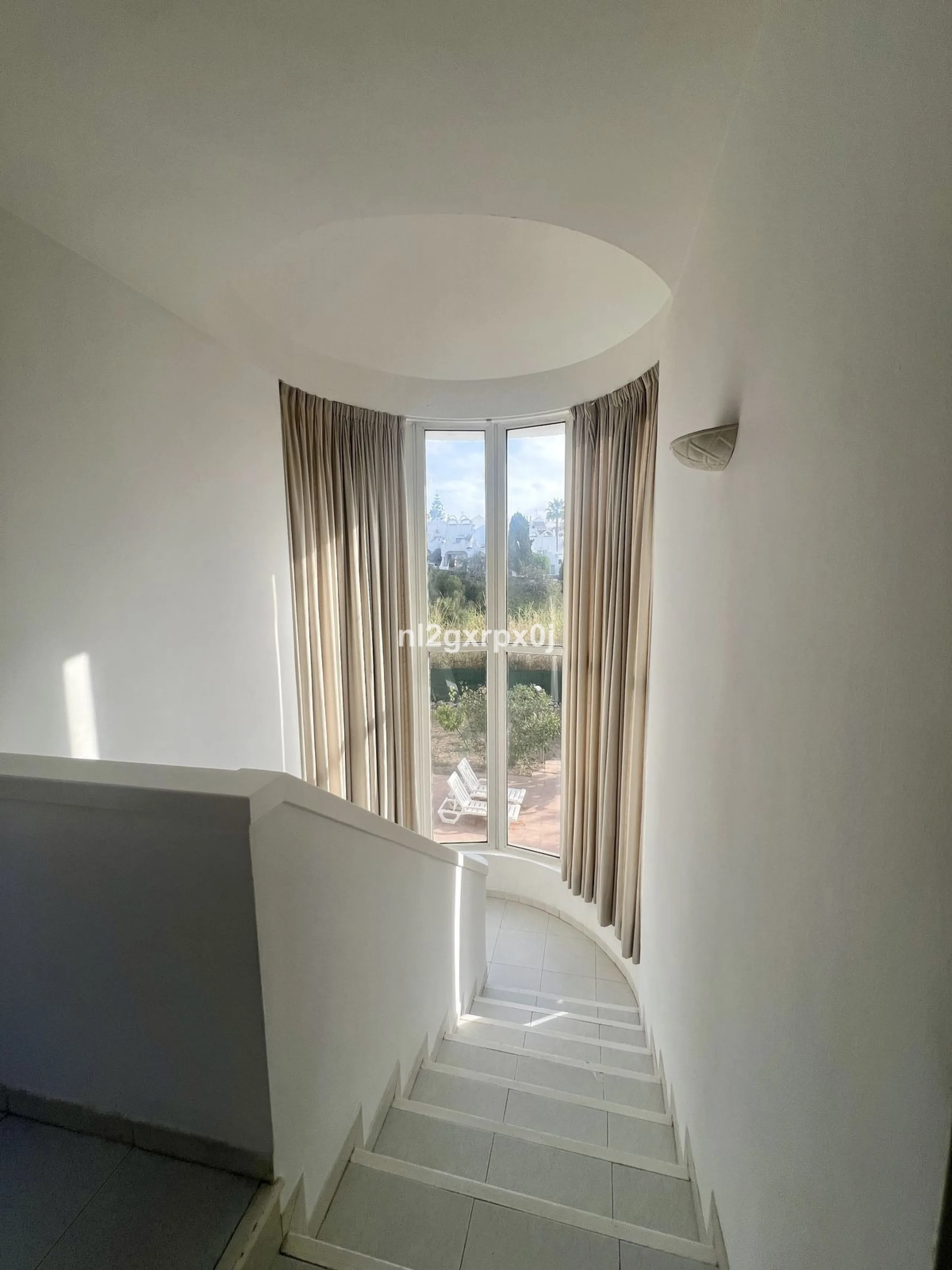 Cozy and bright villa in Marbella East, in the Reserva de Marbella area, very close to supermarkets and services. The beach is just a 5-minute drive from the house, where you can enjoy the best beaches in Marbella.