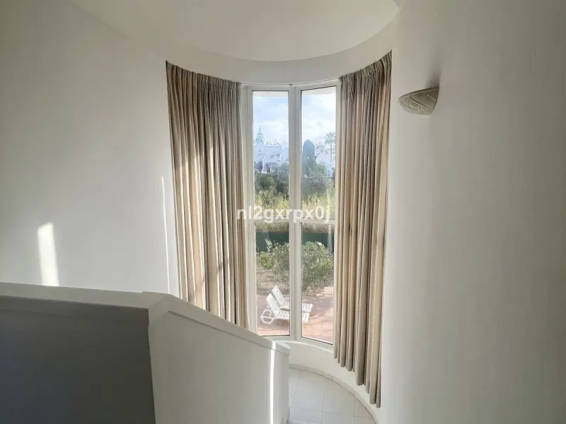 Cozy and bright villa in Marbella East, in the Reserva de Marbella area, very close to supermarkets and services. The beach is just a 5-minute drive from the house, where you can enjoy the best beaches in Marbella.