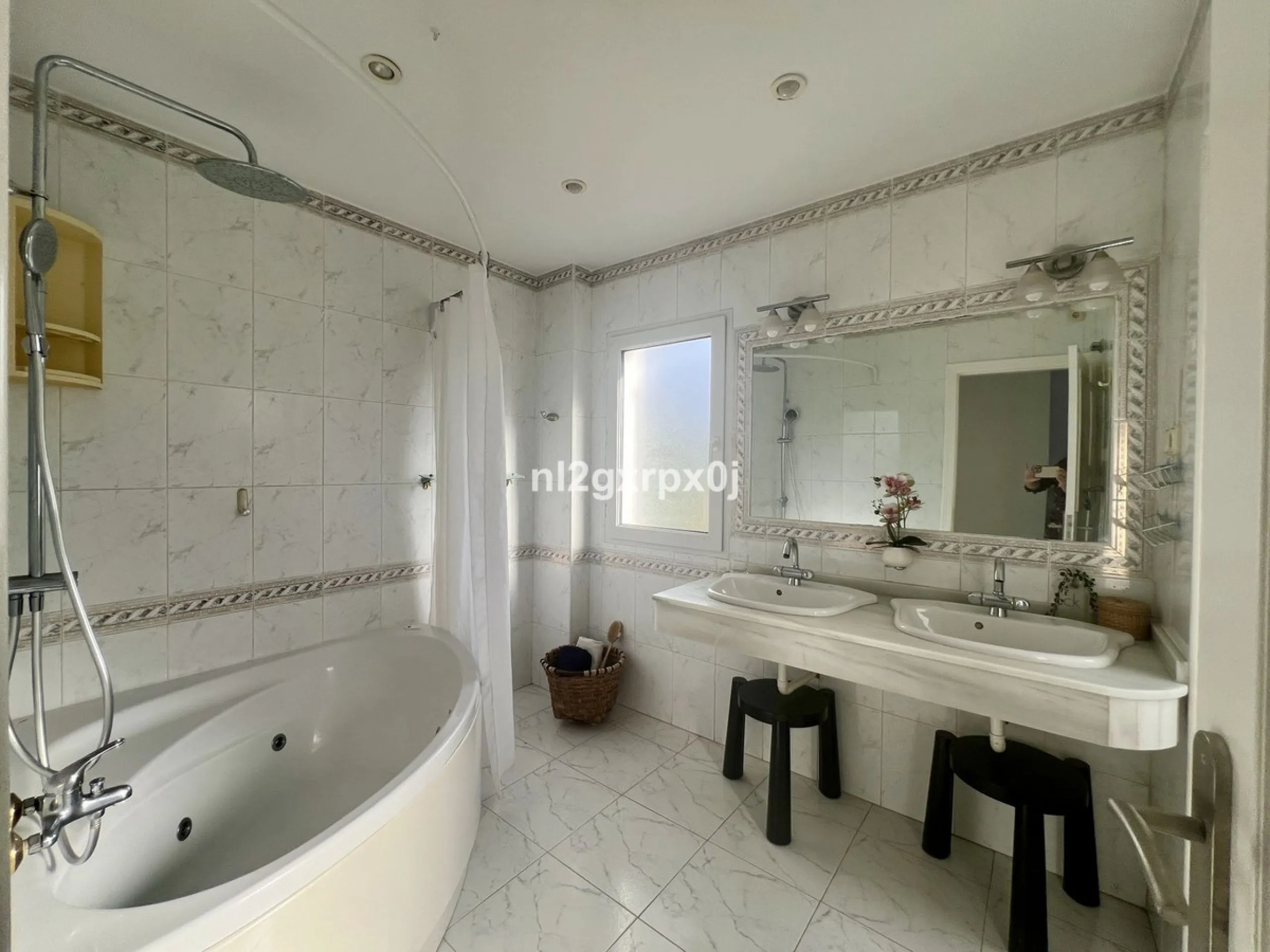Cozy and bright villa in Marbella East, in the Reserva de Marbella area, very close to supermarkets and services. The beach is just a 5-minute drive from the house, where you can enjoy the best beaches in Marbella.