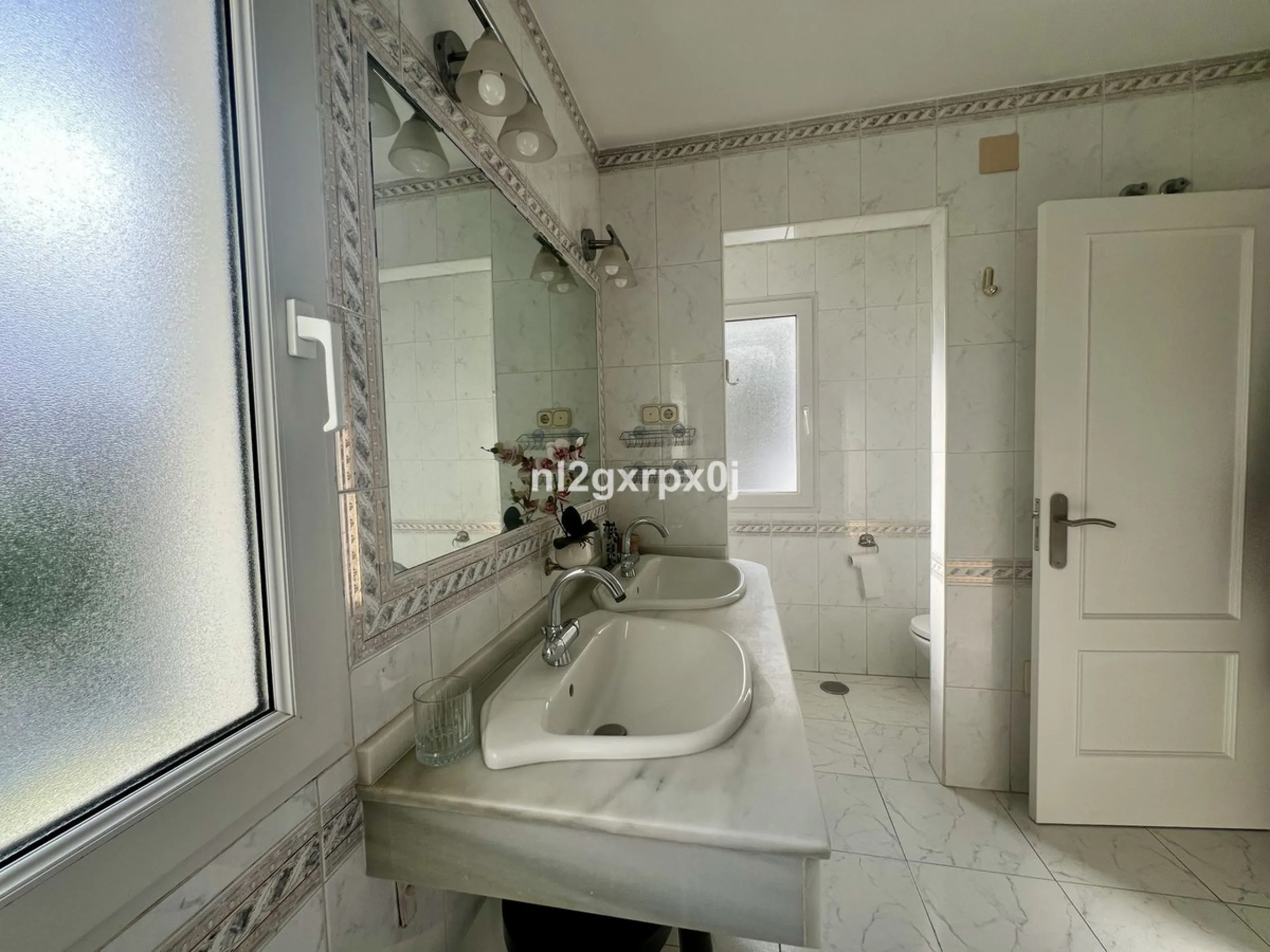 Cozy and bright villa in Marbella East, in the Reserva de Marbella area, very close to supermarkets and services. The beach is just a 5-minute drive from the house, where you can enjoy the best beaches in Marbella.