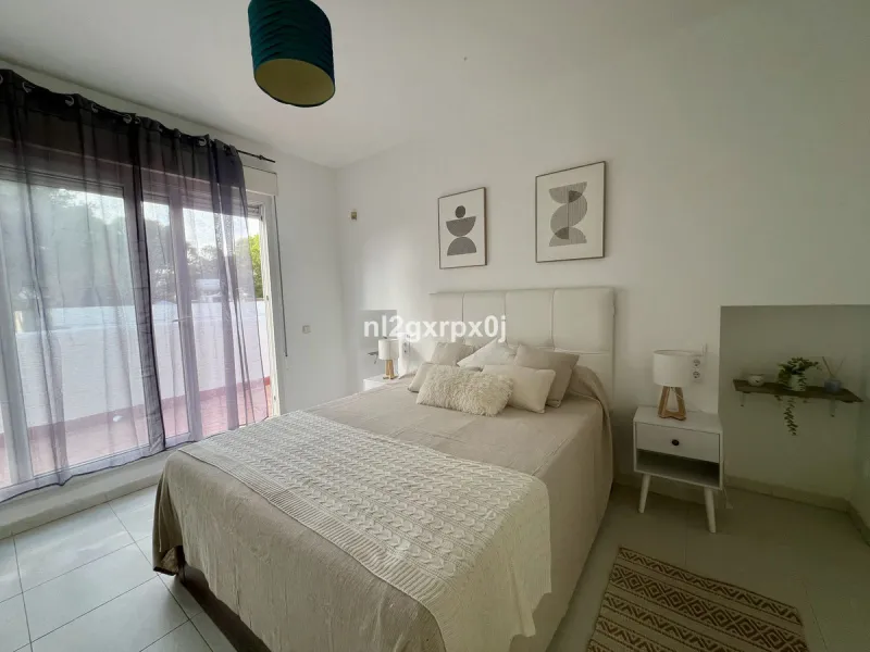 Cozy and bright villa in Marbella East, in the Reserva de Marbella area, very close to supermarkets and services. The beach is just a 5-minute drive from the house, where you can enjoy the best beaches in Marbella.