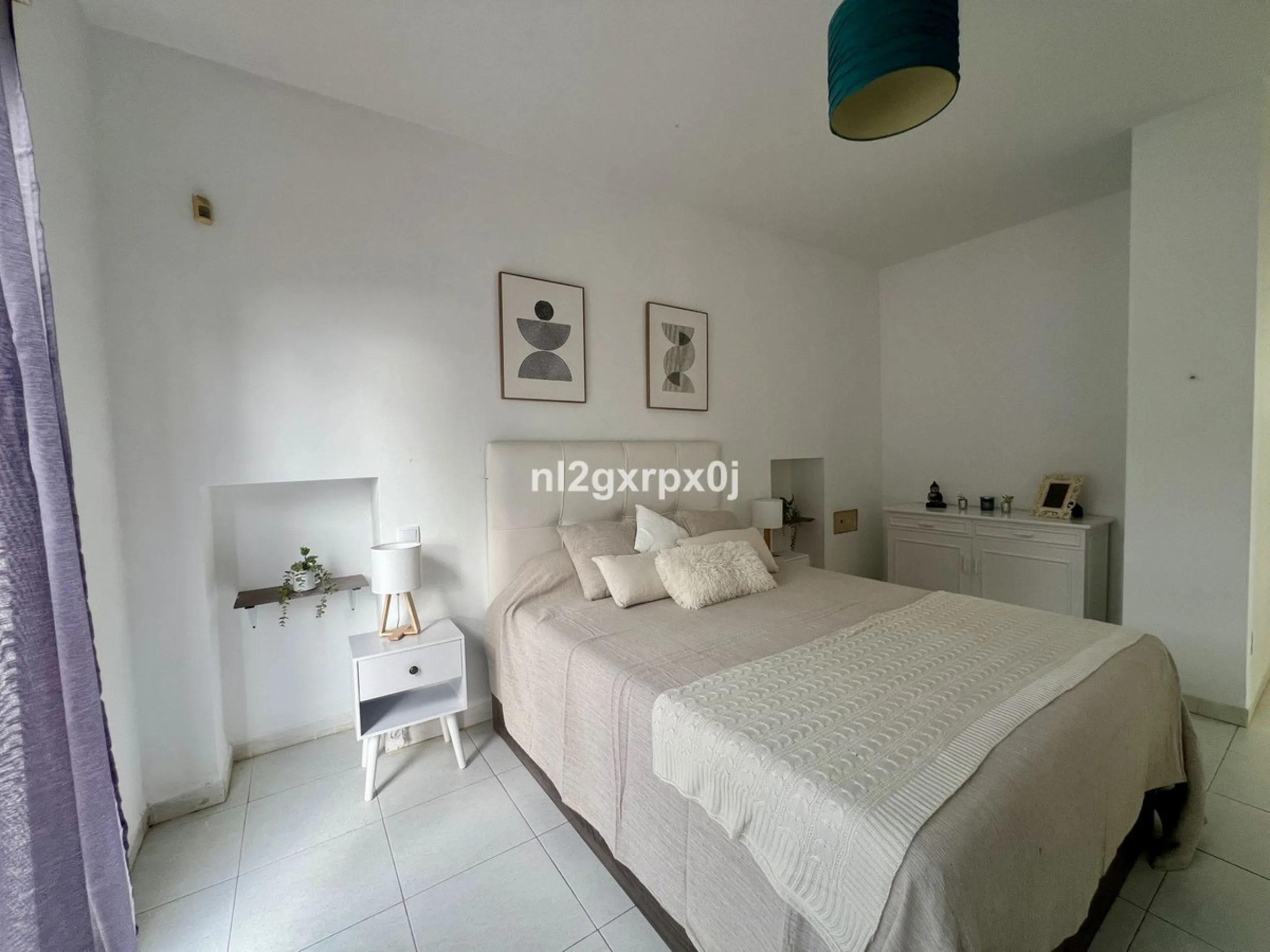 Cozy and bright villa in Marbella East, in the Reserva de Marbella area, very close to supermarkets and services. The beach is just a 5-minute drive from the house, where you can enjoy the best beaches in Marbella.