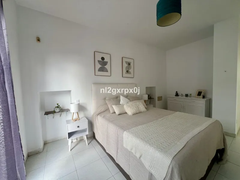 Cozy and bright villa in Marbella East, in the Reserva de Marbella area, very close to supermarkets and services. The beach is just a 5-minute drive from the house, where you can enjoy the best beaches in Marbella.