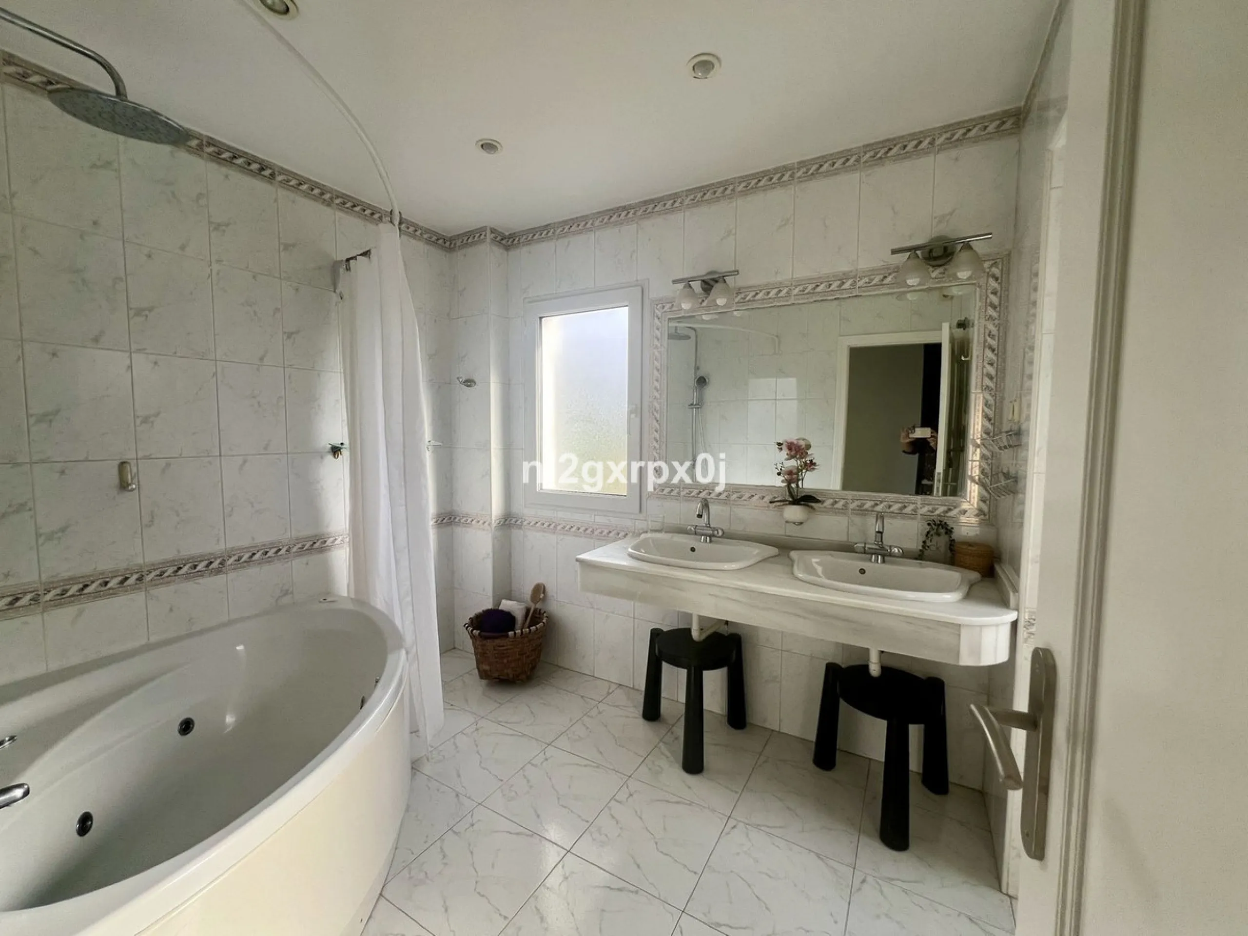 Cozy and bright villa in Marbella East, in the Reserva de Marbella area, very close to supermarkets and services. The beach is just a 5-minute drive from the house, where you can enjoy the best beaches in Marbella.