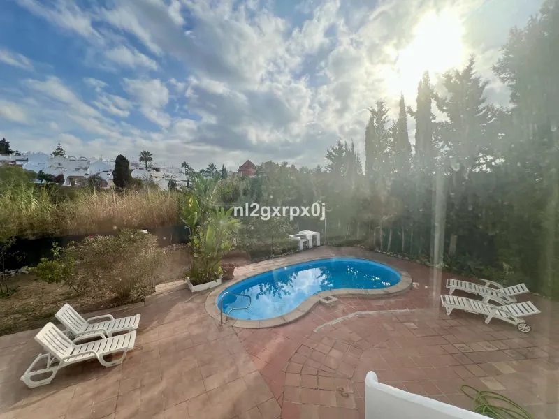 Cozy and bright villa in Marbella East, in the Reserva de Marbella area, very close to supermarkets and services. The beach is just a 5-minute drive from the house, where you can enjoy the best beaches in Marbella.