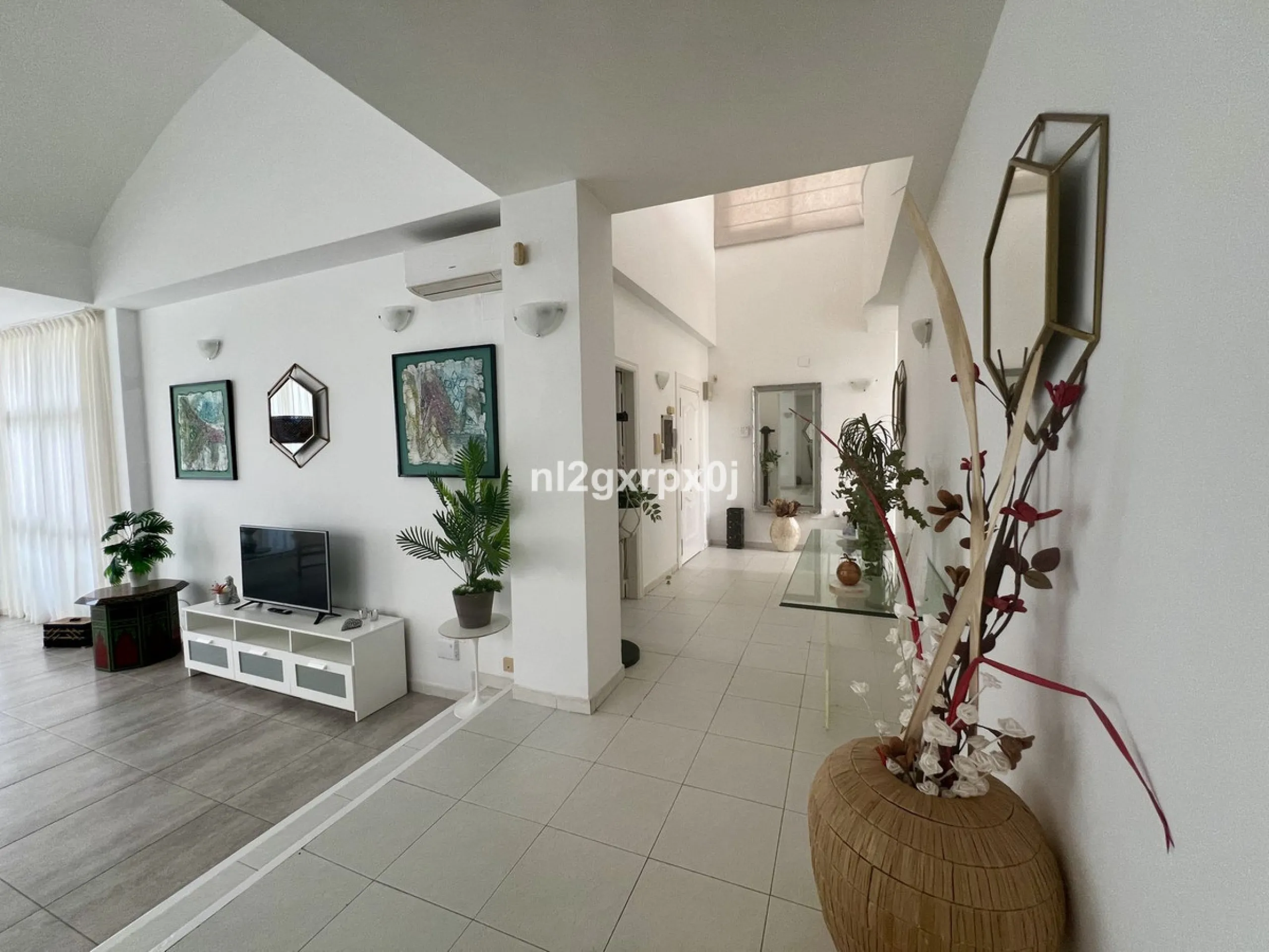 Cozy and bright villa in Marbella East, in the Reserva de Marbella area, very close to supermarkets and services. The beach is just a 5-minute drive from the house, where you can enjoy the best beaches in Marbella.