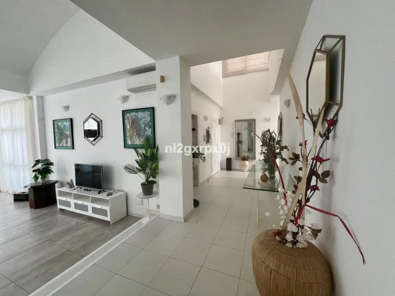 Cozy and bright villa in Marbella East, in the Reserva de Marbella area, very close to supermarkets and services. The beach is just a 5-minute drive from the house, where you can enjoy the best beaches in Marbella.