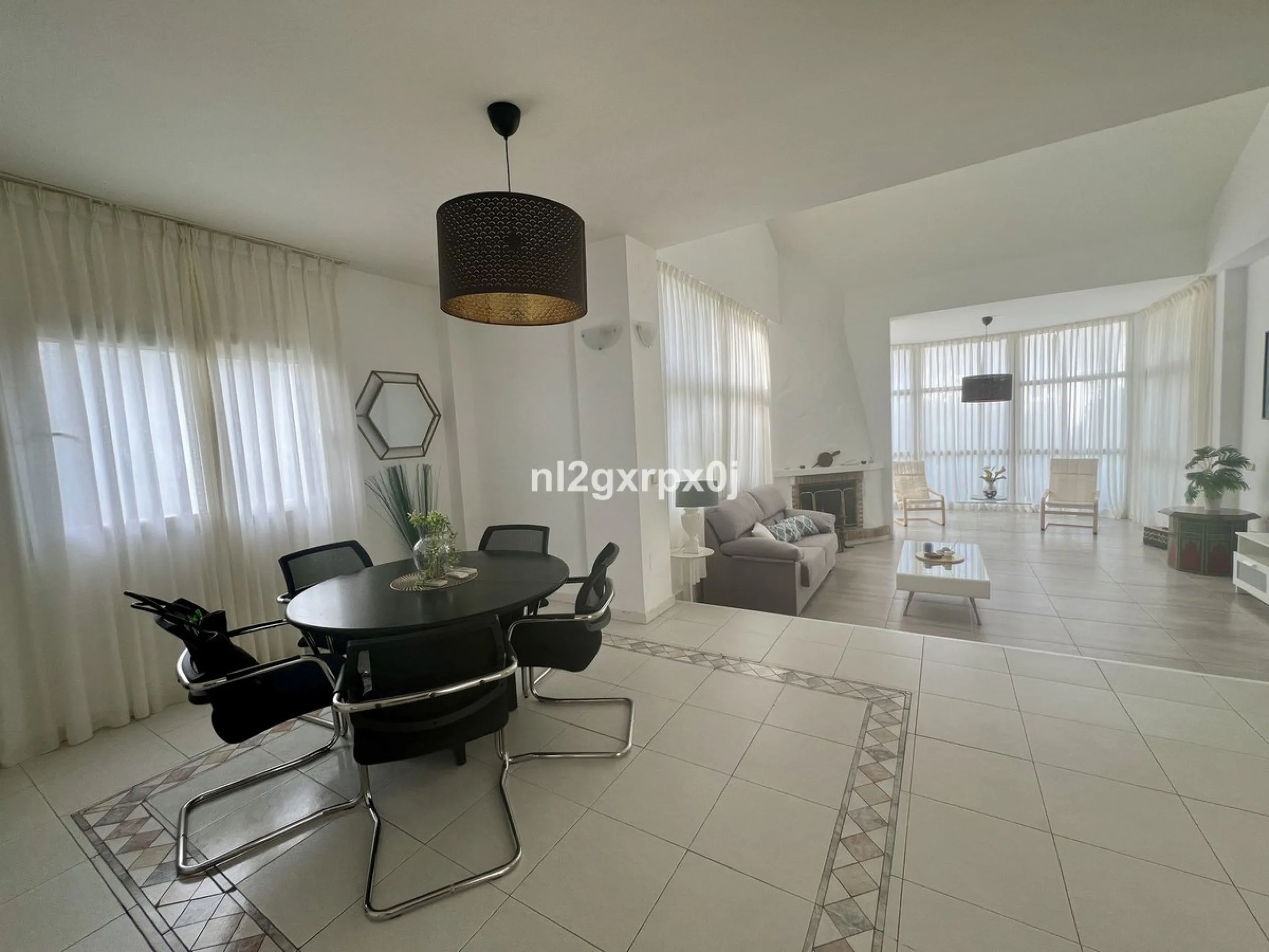 Cozy and bright villa in Marbella East, in the Reserva de Marbella area, very close to supermarkets and services. The beach is just a 5-minute drive from the house, where you can enjoy the best beaches in Marbella.