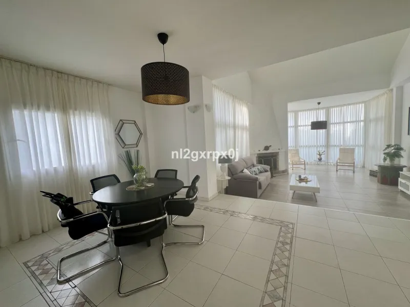 Cozy and bright villa in Marbella East, in the Reserva de Marbella area, very close to supermarkets and services. The beach is just a 5-minute drive from the house, where you can enjoy the best beaches in Marbella.