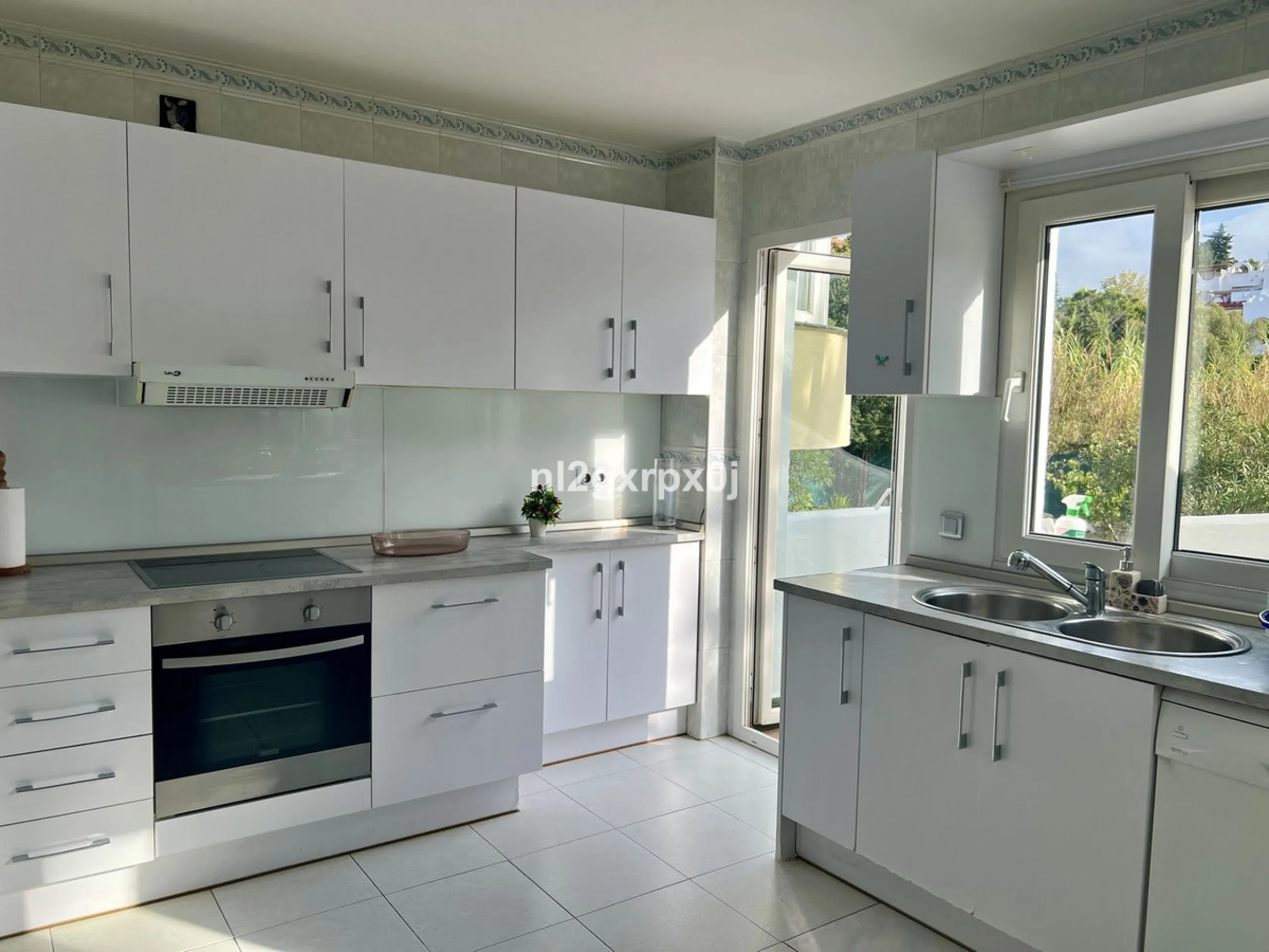 Cozy and bright villa in Marbella East, in the Reserva de Marbella area, very close to supermarkets and services. The beach is just a 5-minute drive from the house, where you can enjoy the best beaches in Marbella.
