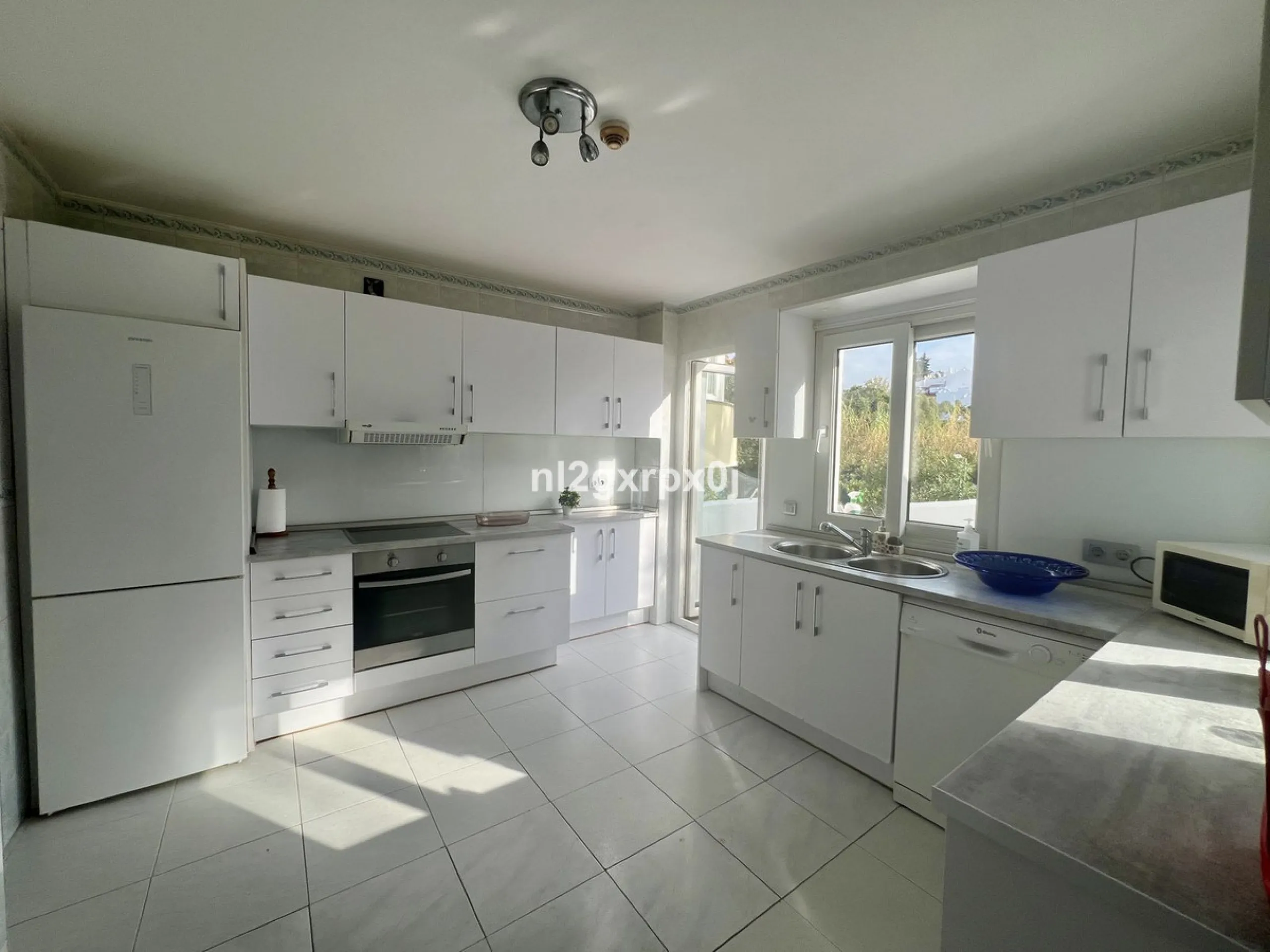 Cozy and bright villa in Marbella East, in the Reserva de Marbella area, very close to supermarkets and services. The beach is just a 5-minute drive from the house, where you can enjoy the best beaches in Marbella.
