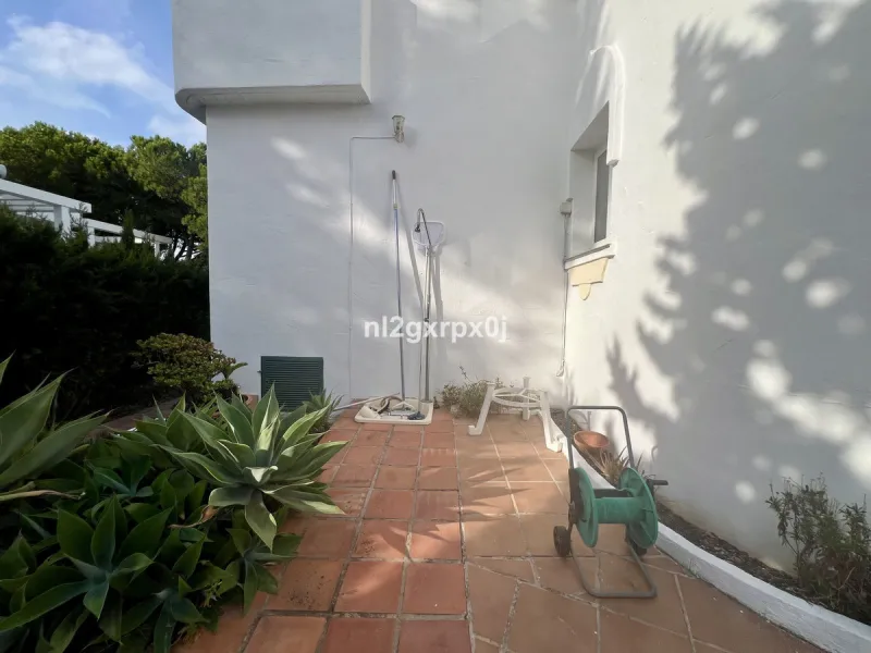 Cozy and bright villa in Marbella East, in the Reserva de Marbella area, very close to supermarkets and services. The beach is just a 5-minute drive from the house, where you can enjoy the best beaches in Marbella.