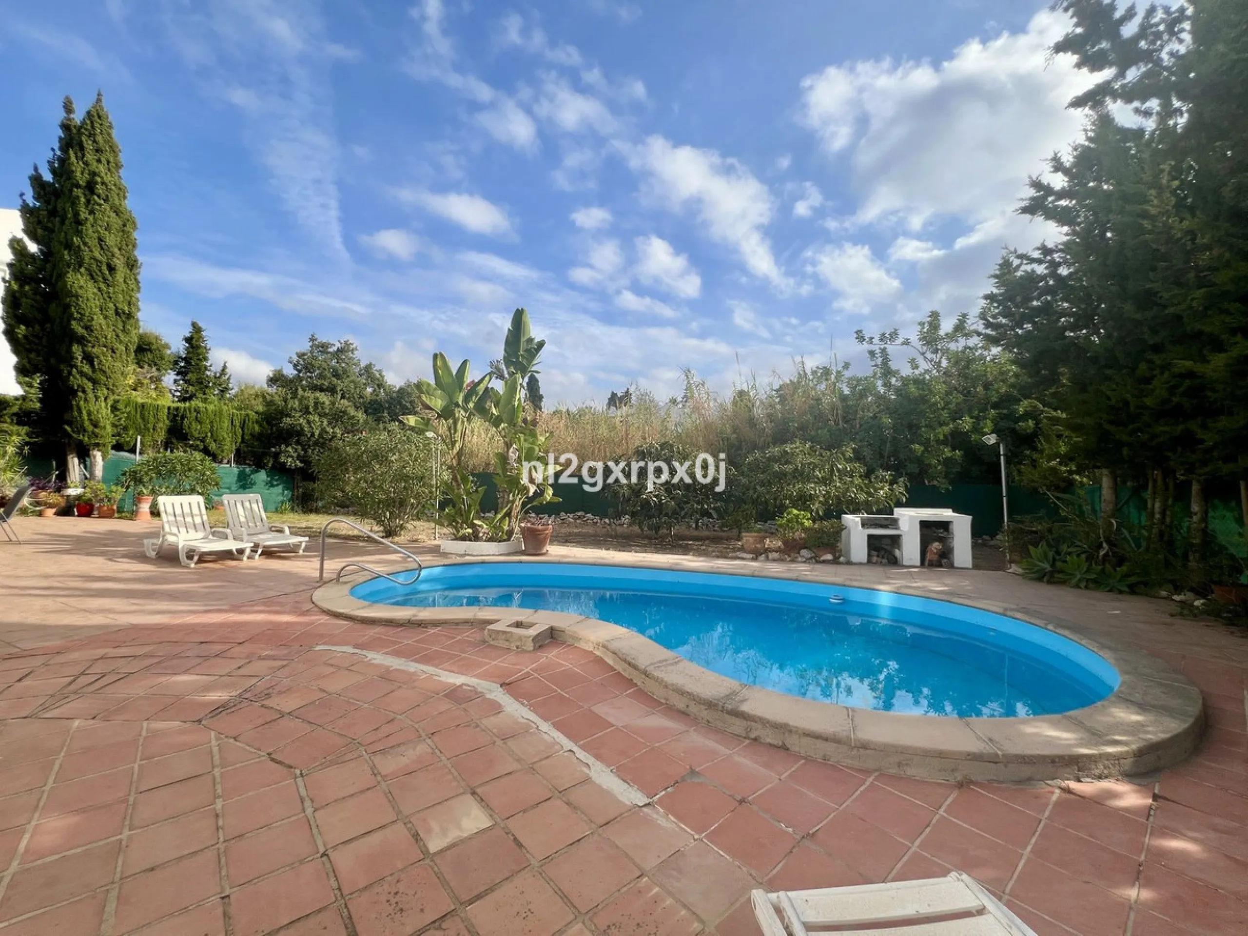 Cozy and bright villa in Marbella East, in the Reserva de Marbella area, very close to supermarkets and services. The beach is just a 5-minute drive from the house, where you can enjoy the best beaches in Marbella.