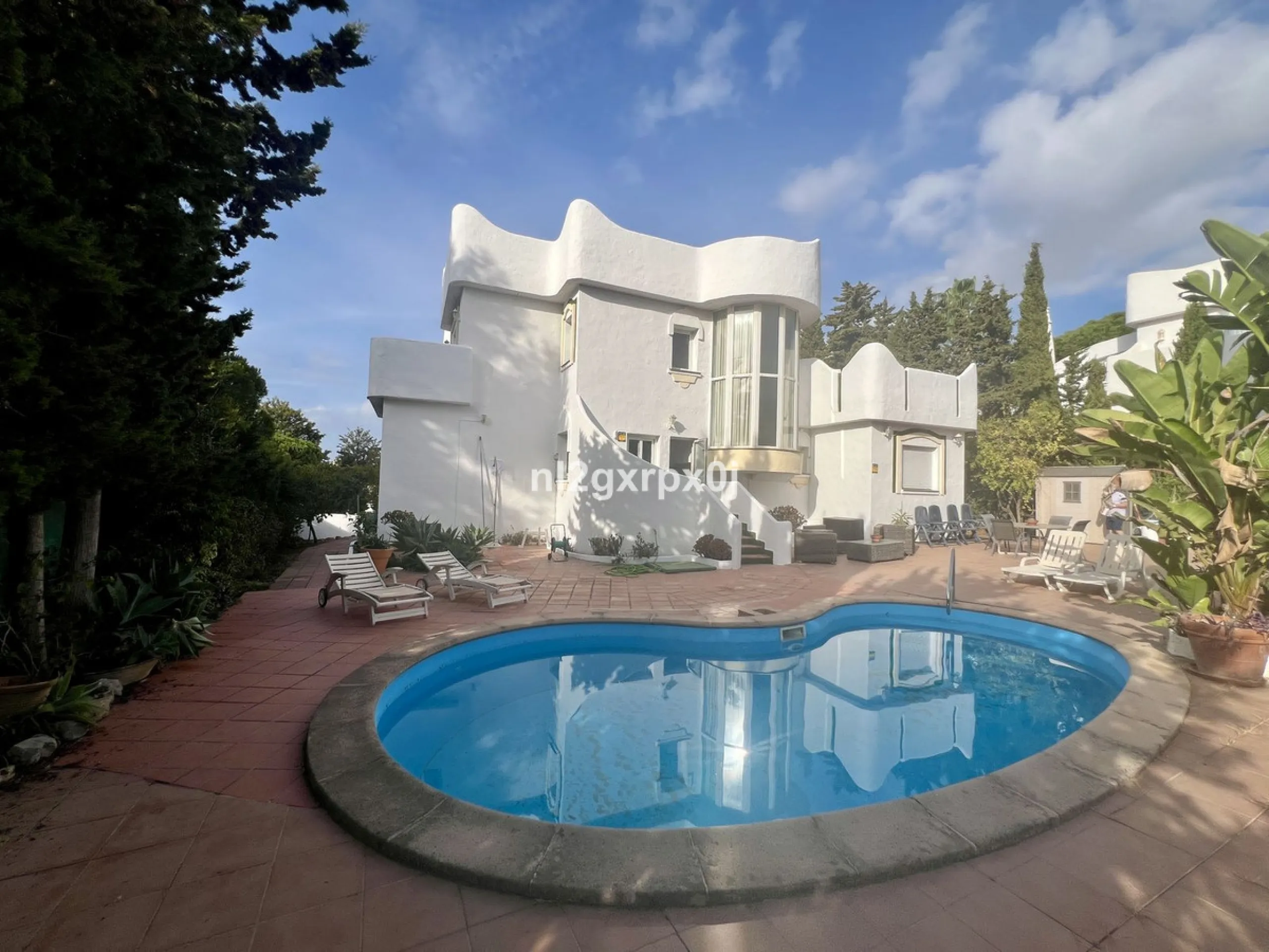 Cozy and bright villa in Marbella East, in the Reserva de Marbella area, very close to supermarkets and services. The beach is just a 5-minute drive from the house, where you can enjoy the best beaches in Marbella.