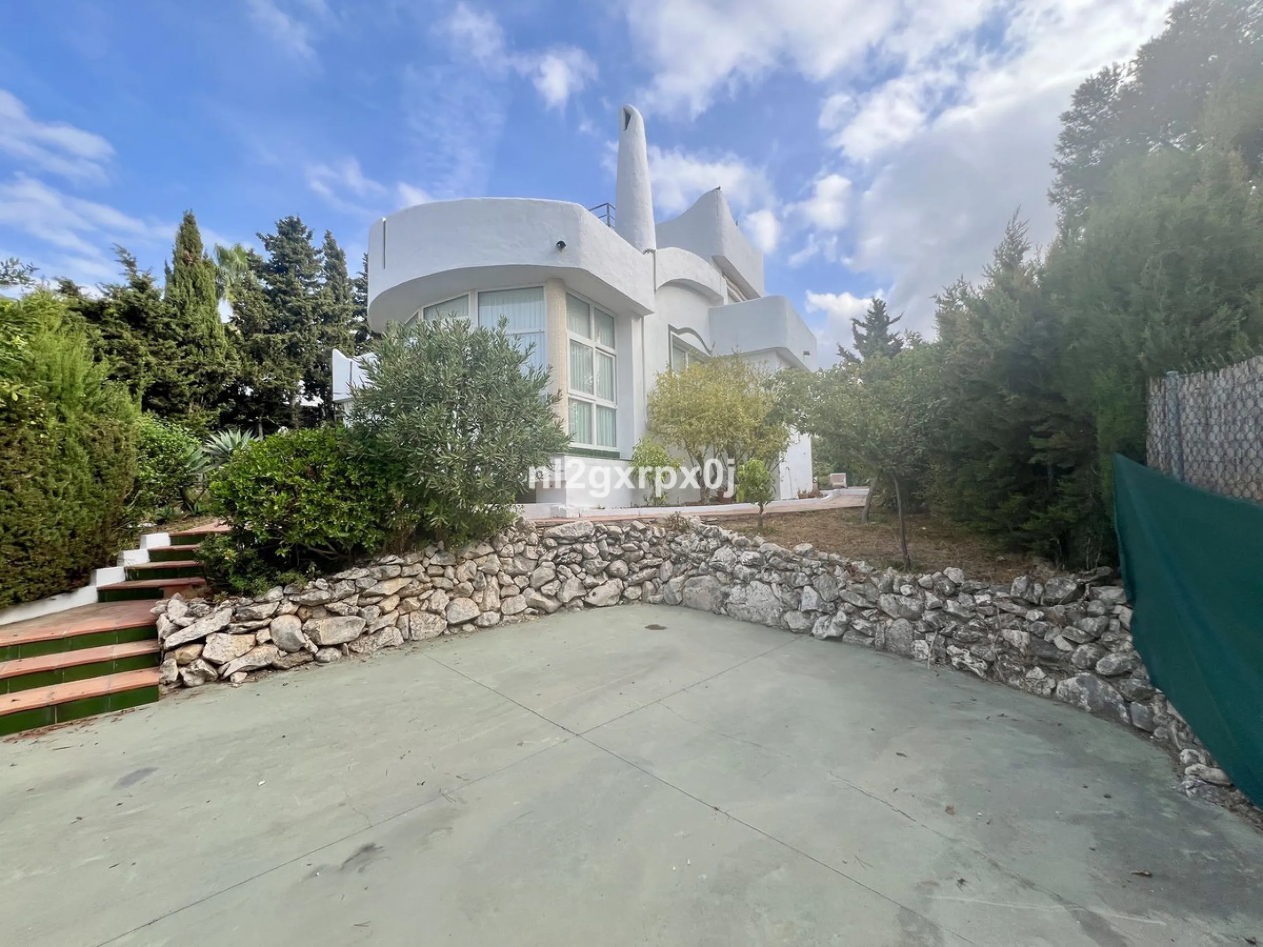 Cozy and bright villa in Marbella East, in the Reserva de Marbella area, very close to supermarkets and services. The beach is just a 5-minute drive from the house, where you can enjoy the best beaches in Marbella.