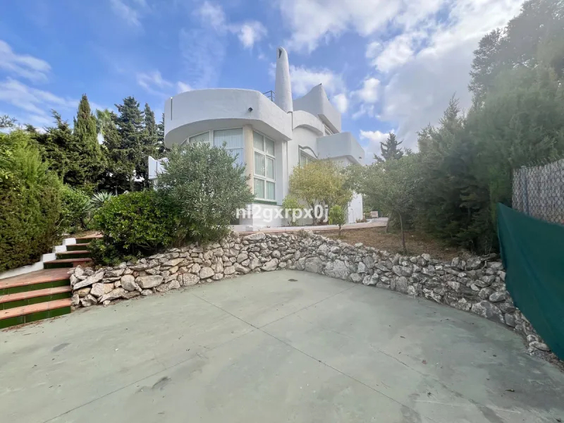 Cozy and bright villa in Marbella East, in the Reserva de Marbella area, very close to supermarkets and services. The beach is just a 5-minute drive from the house, where you can enjoy the best beaches in Marbella.