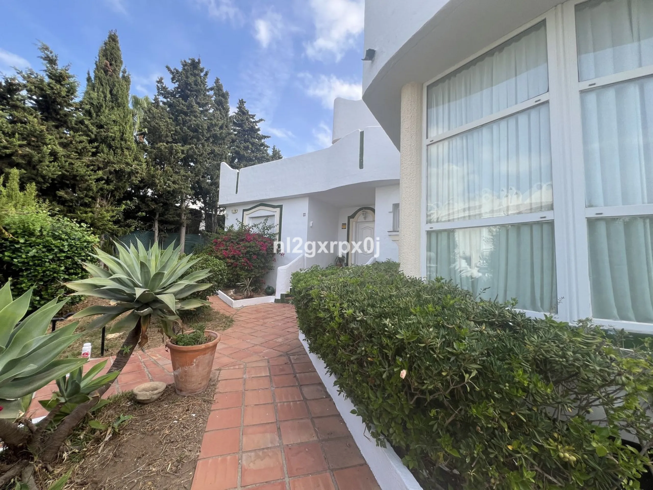 Cozy and bright villa in Marbella East, in the Reserva de Marbella area, very close to supermarkets and services. The beach is just a 5-minute drive from the house, where you can enjoy the best beaches in Marbella.