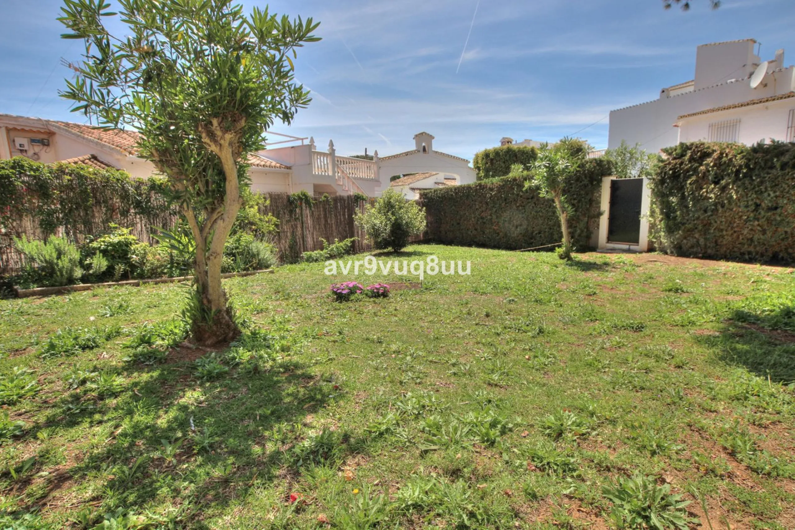 This cosy house is situated just a stone´s throw from the beach and a short walk to the centre of La Cala de Mijas. The property benefits from a large area of private garden plus a choice of other terraces to choose from whether you're chasing the sun or 