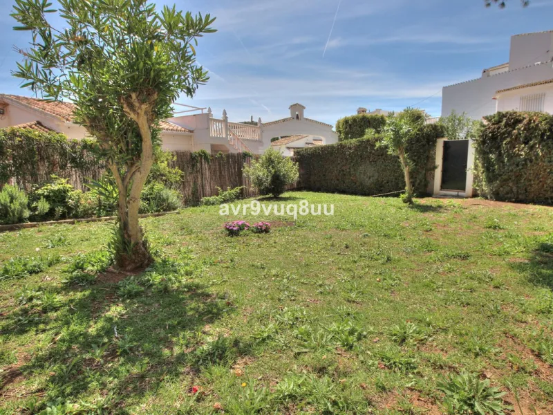 This cosy house is situated just a stone´s throw from the beach and a short walk to the centre of La Cala de Mijas. The property benefits from a large area of private garden plus a choice of other terraces to choose from whether you're chasing the sun or 