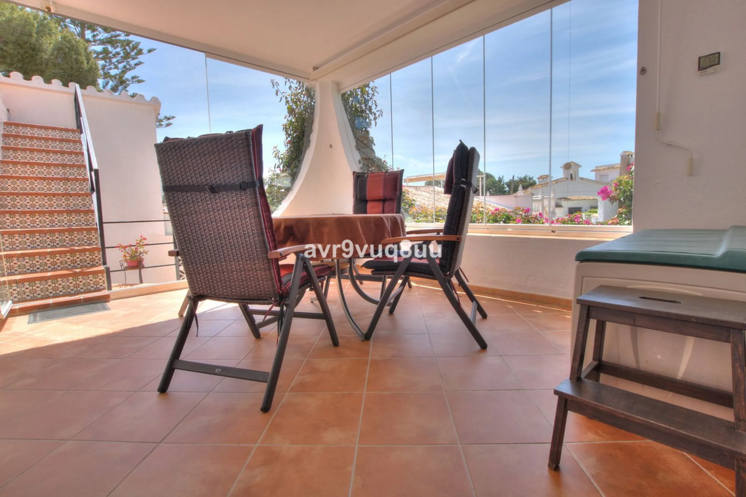 This cosy house is situated just a stone´s throw from the beach and a short walk to the centre of La Cala de Mijas. The property benefits from a large area of private garden plus a choice of other terraces to choose from whether you're chasing the sun or 